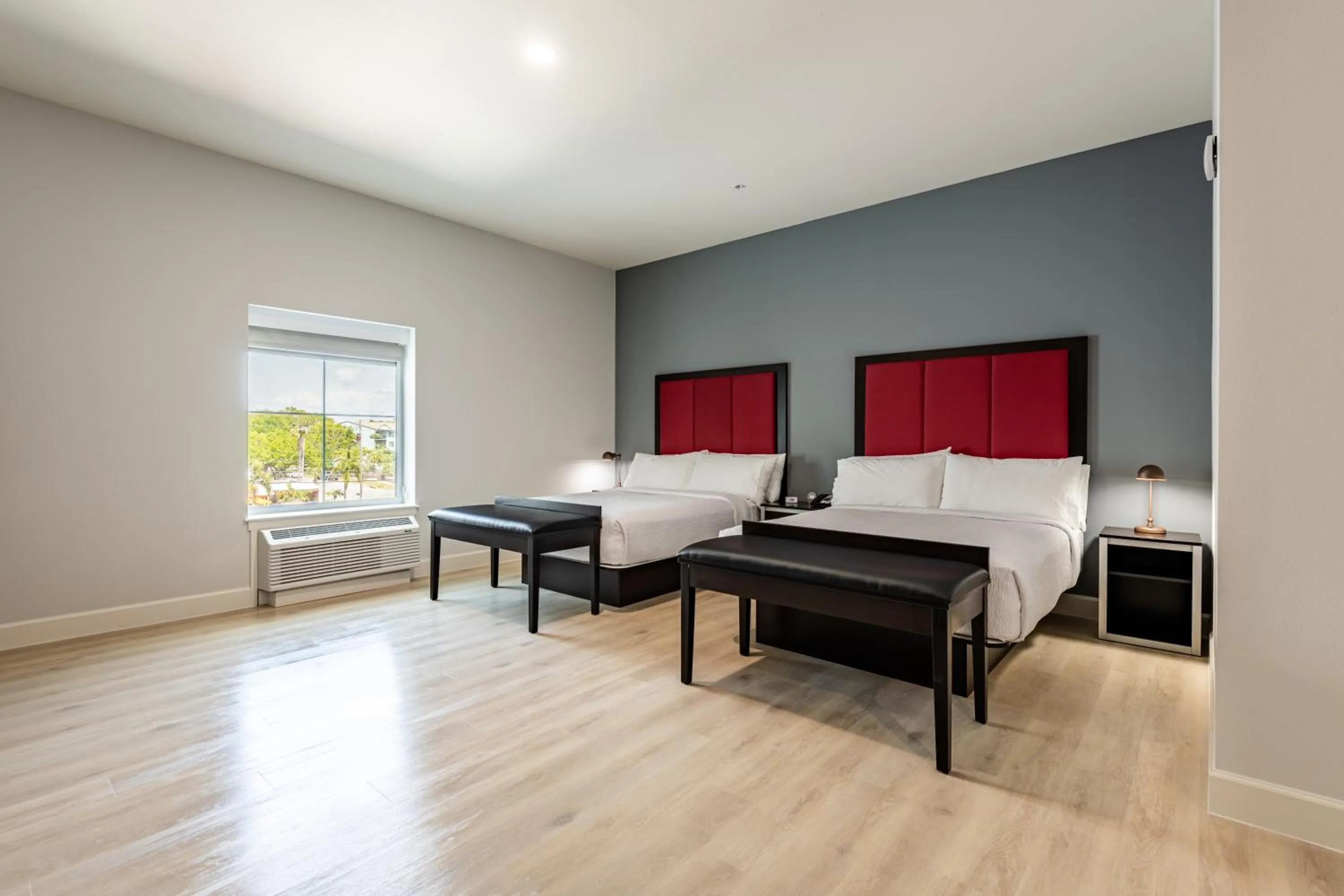 Bed in The J Hotel Dunedin Clearwater, an Ascend Collection Hotel