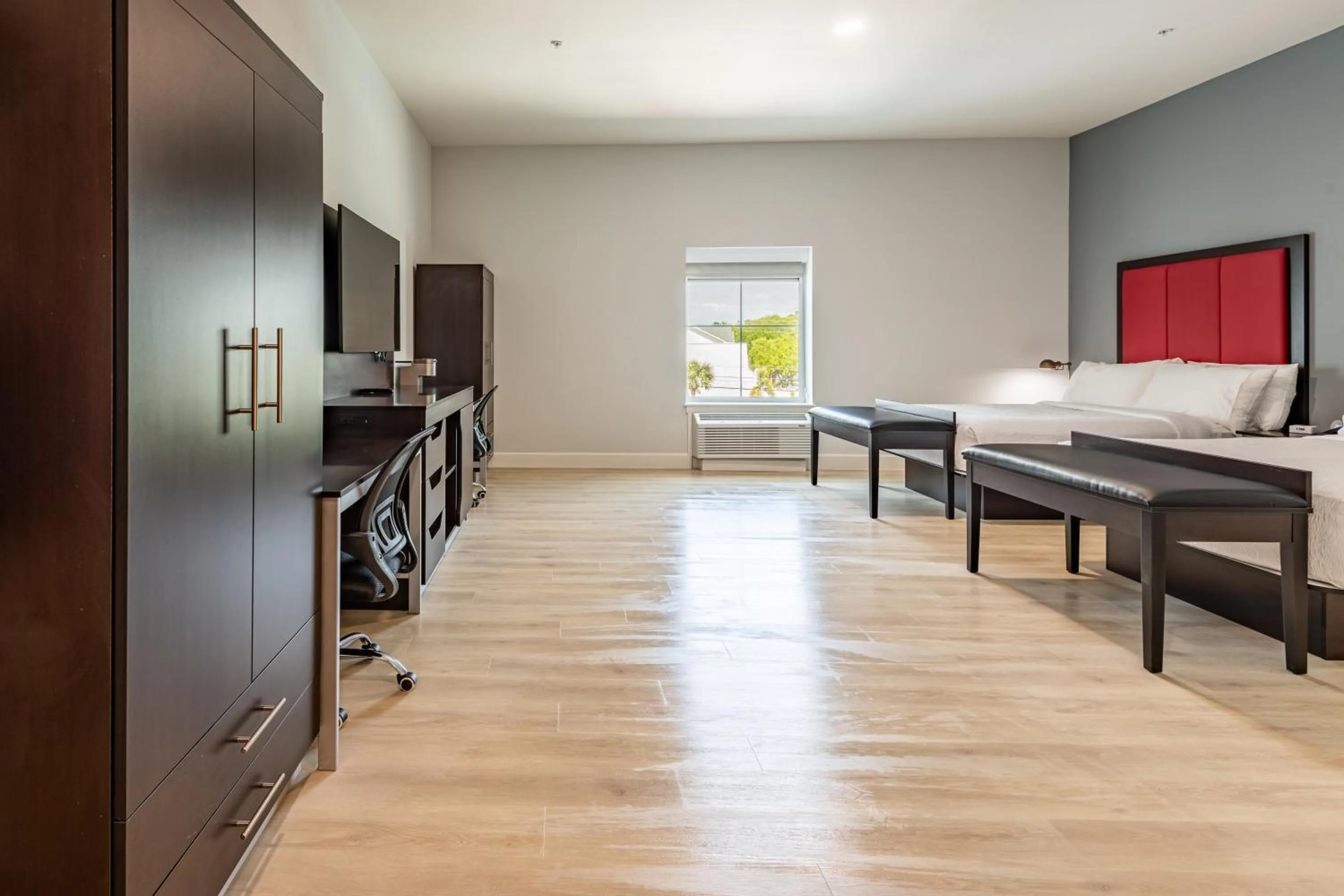 Bed in The J Hotel Dunedin Clearwater, an Ascend Collection Hotel