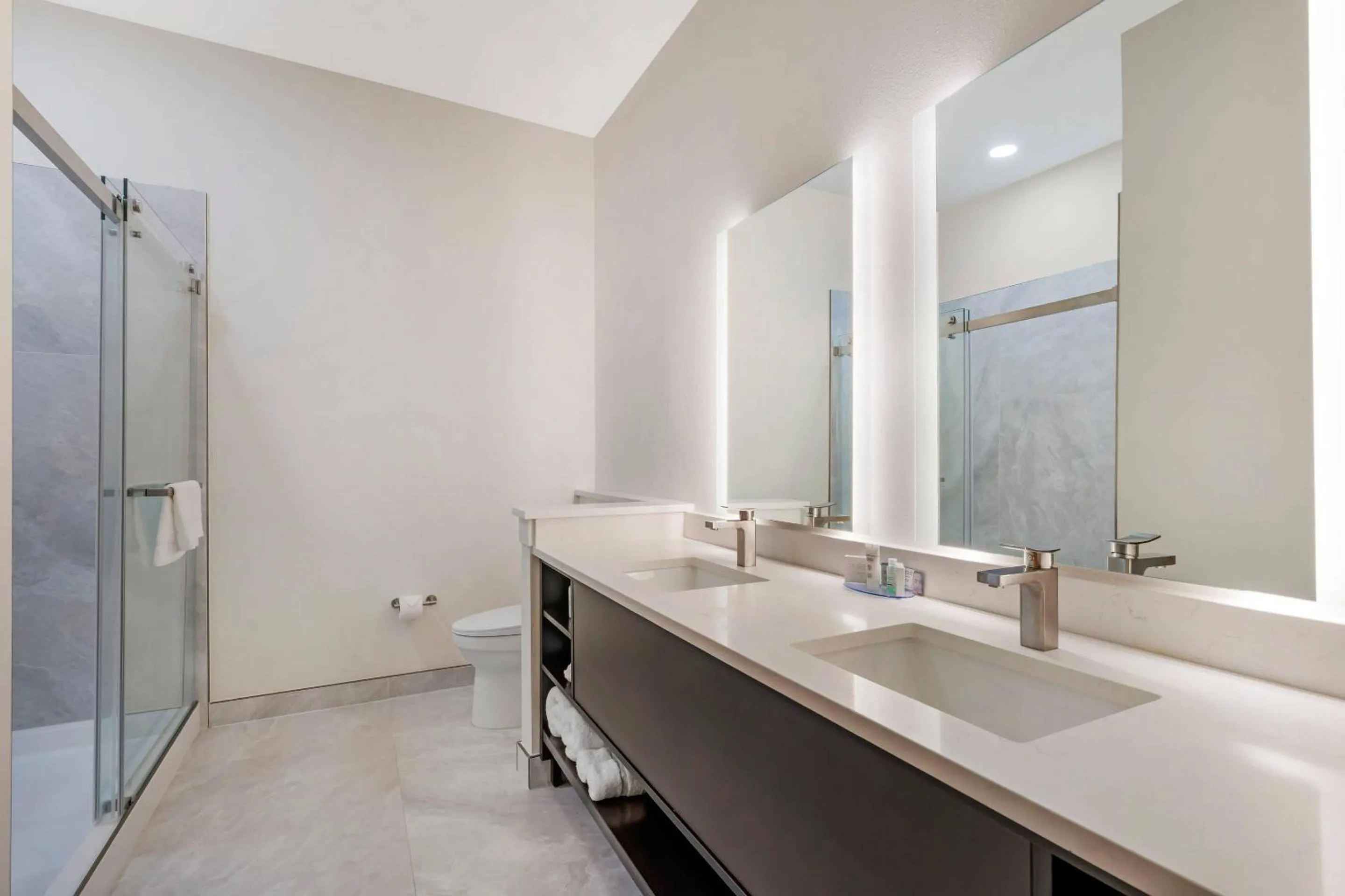 Bedroom in The J Hotel Dunedin Clearwater, an Ascend Collection Hotel