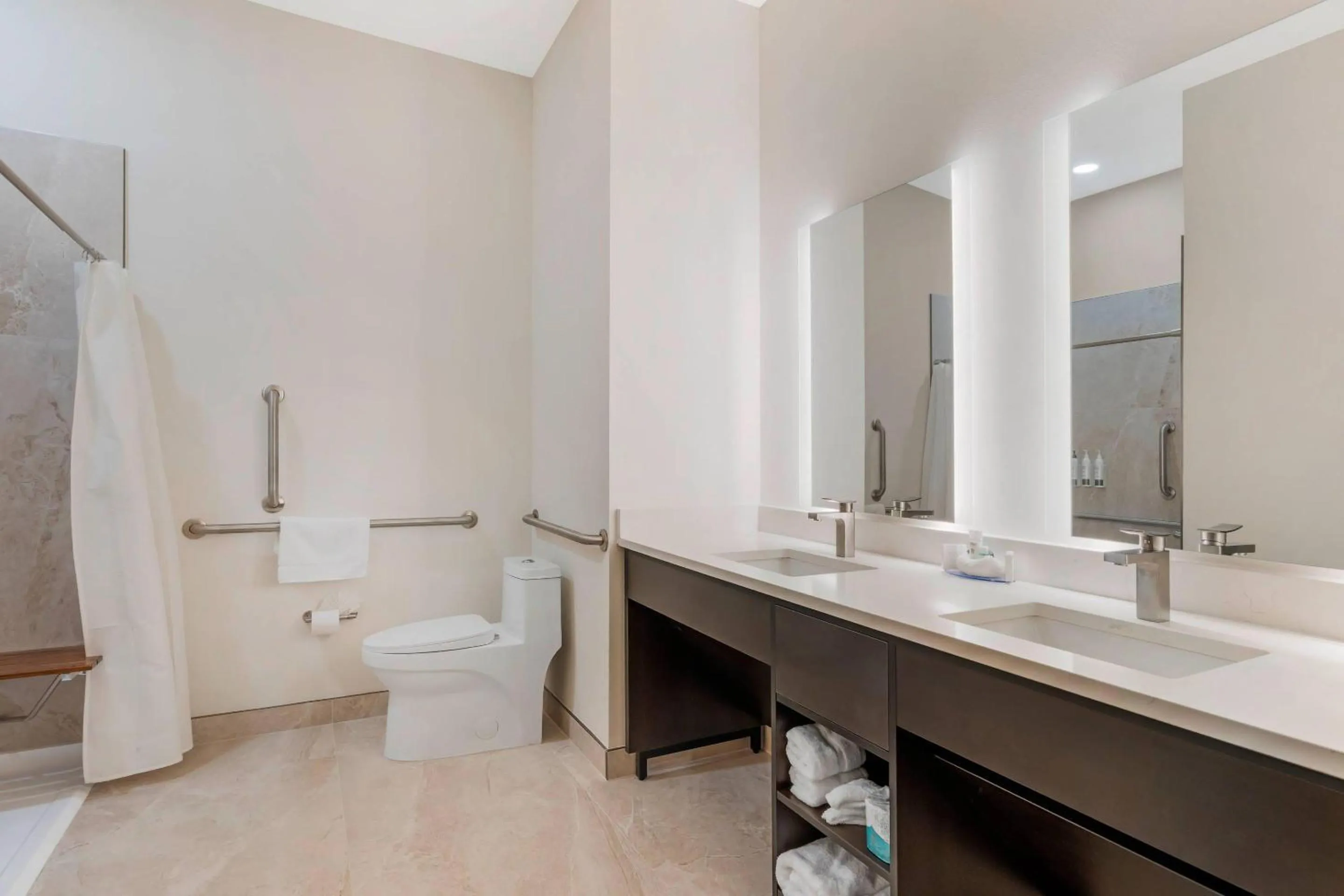 Bedroom in The J Hotel Dunedin Clearwater, an Ascend Collection Hotel