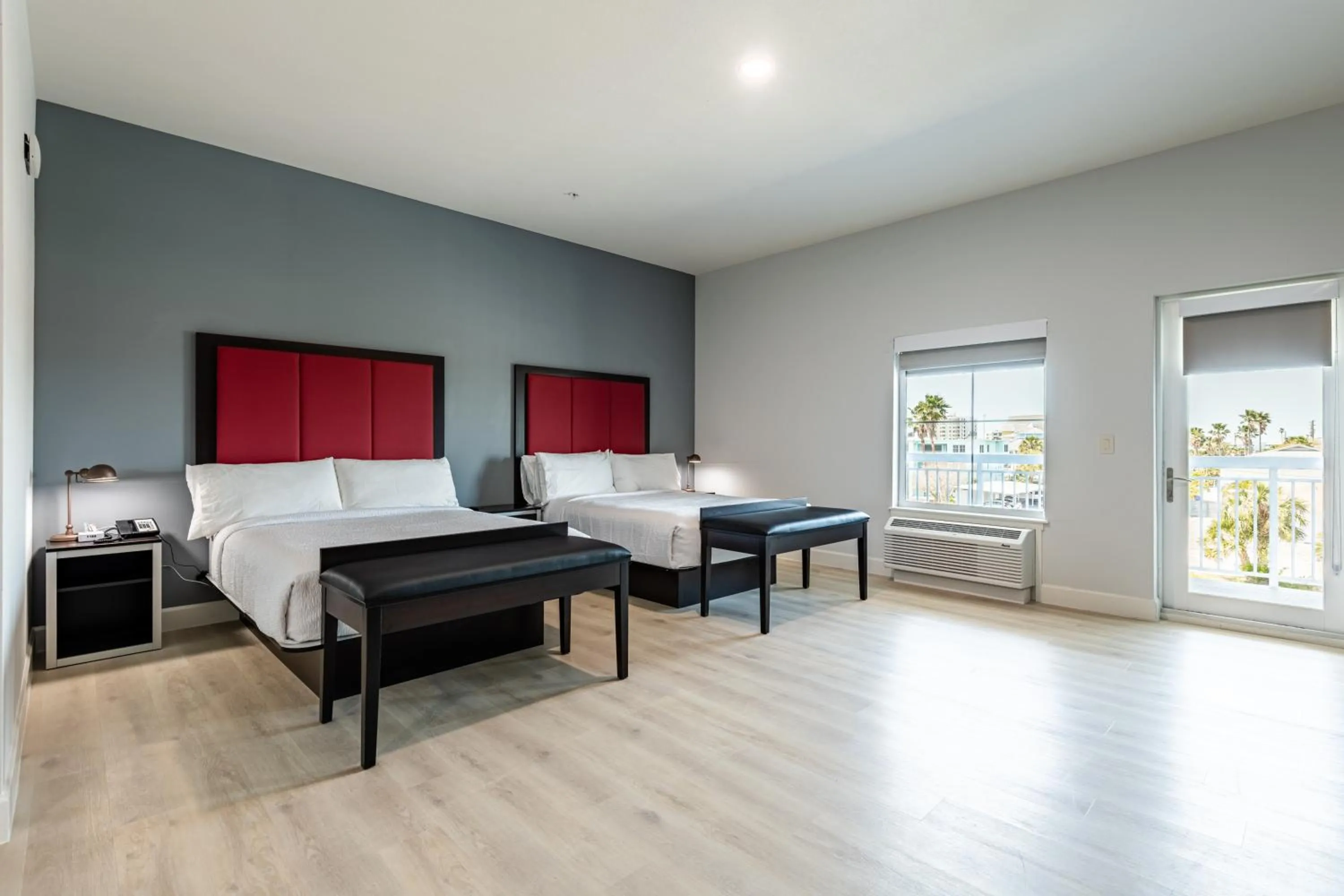 Bed in The J Hotel Dunedin Clearwater, an Ascend Collection Hotel