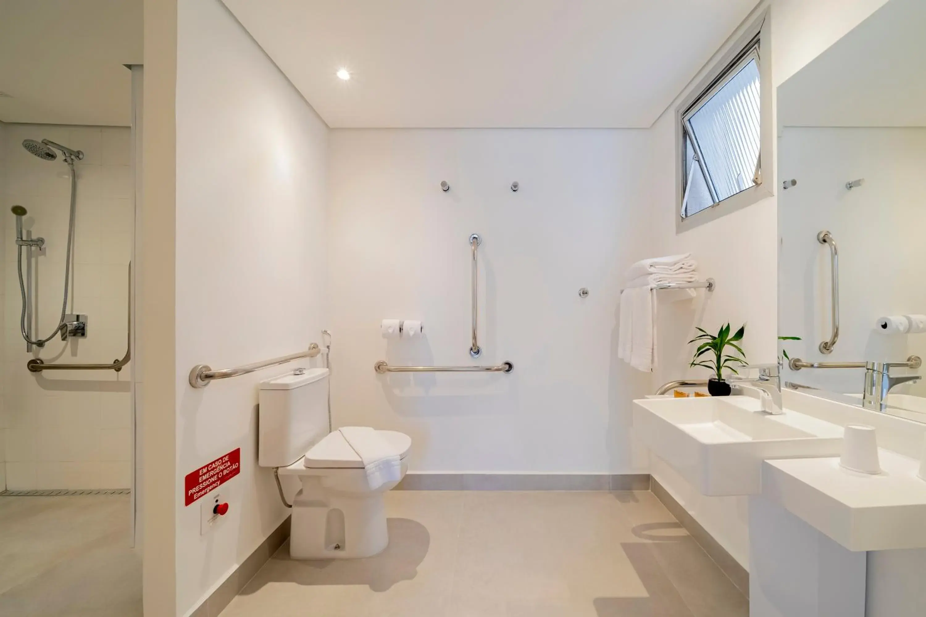 Bathroom in Pergamon SP Frei Caneca by Accor Bathroom in Pergamon SP Frei Caneca by Accor