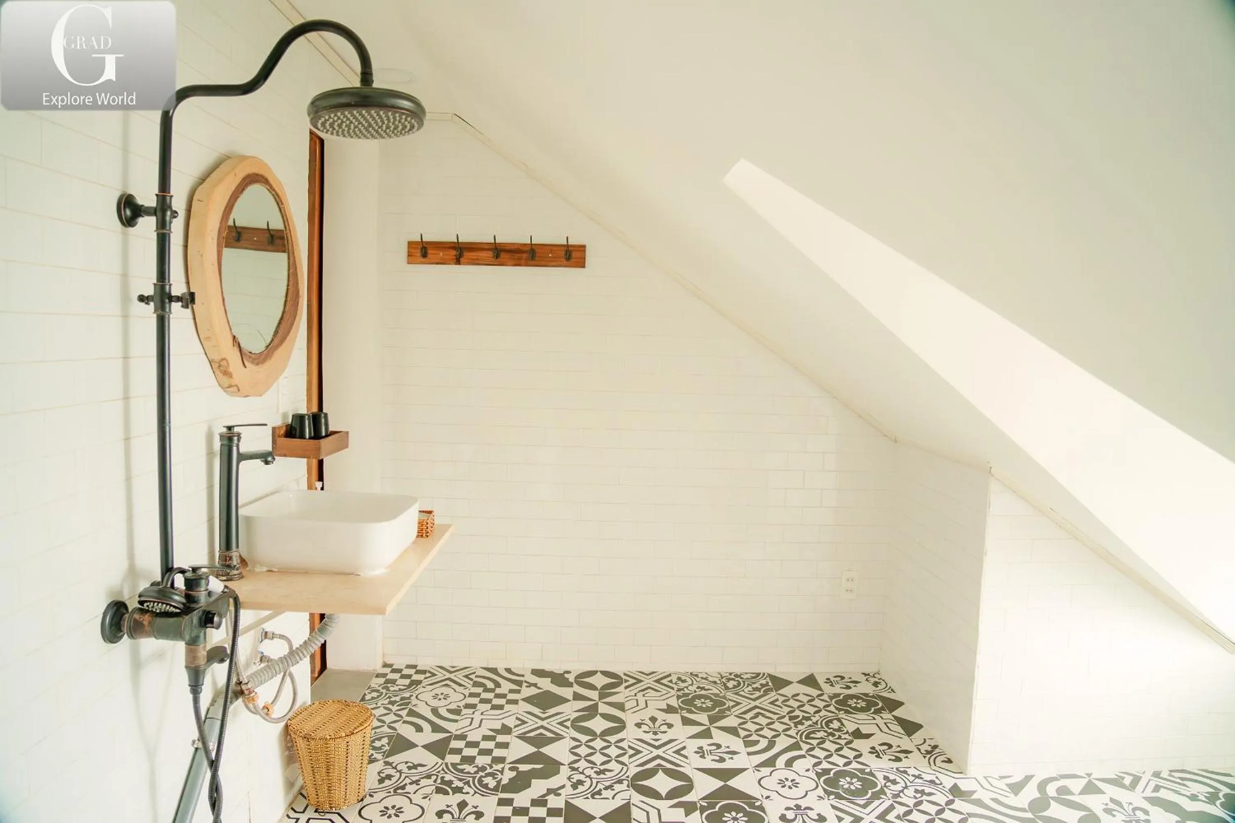 Shower in Hoang Yen Villa & Coffee