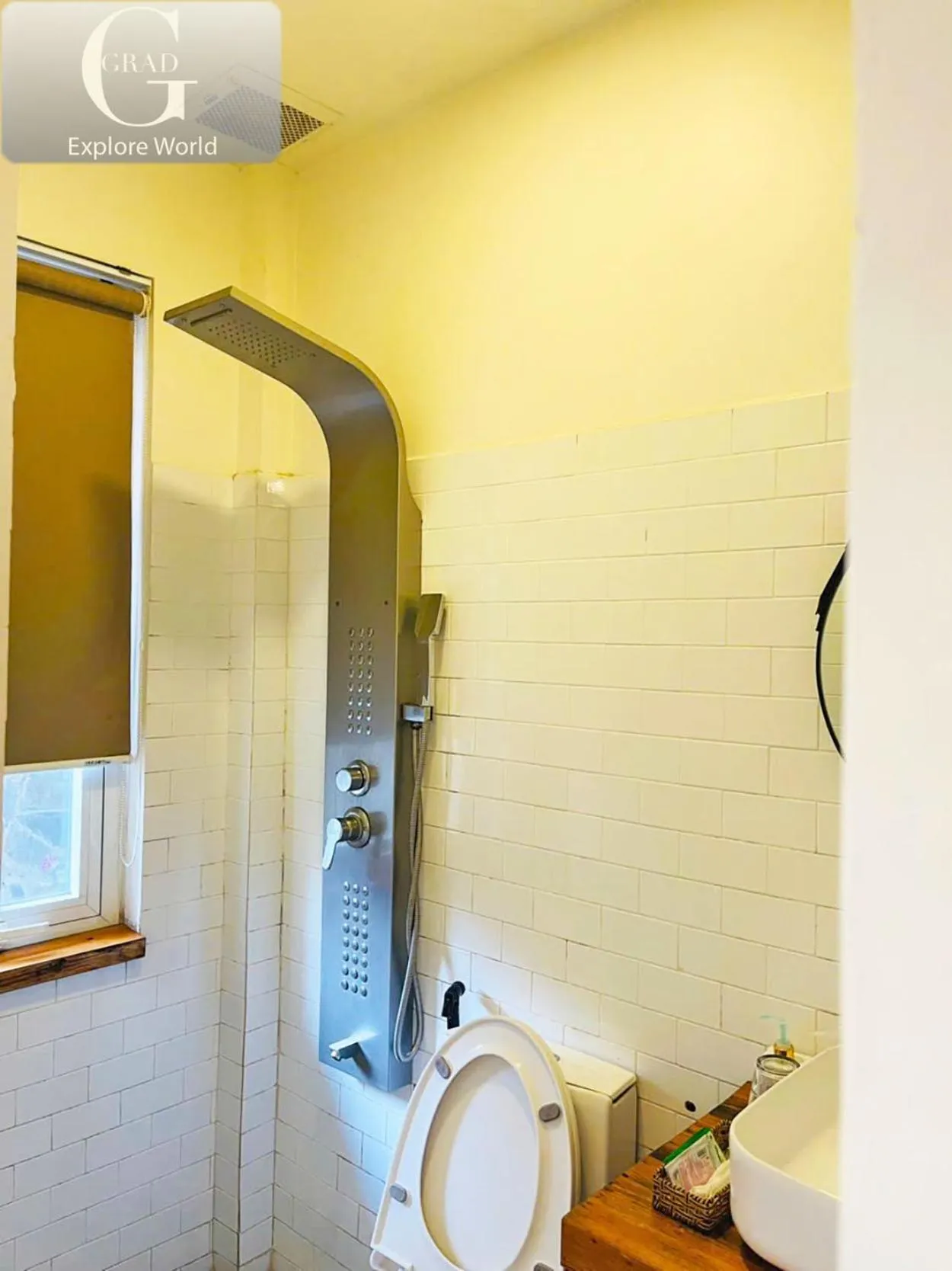 Shower in Hoang Yen Villa & Coffee