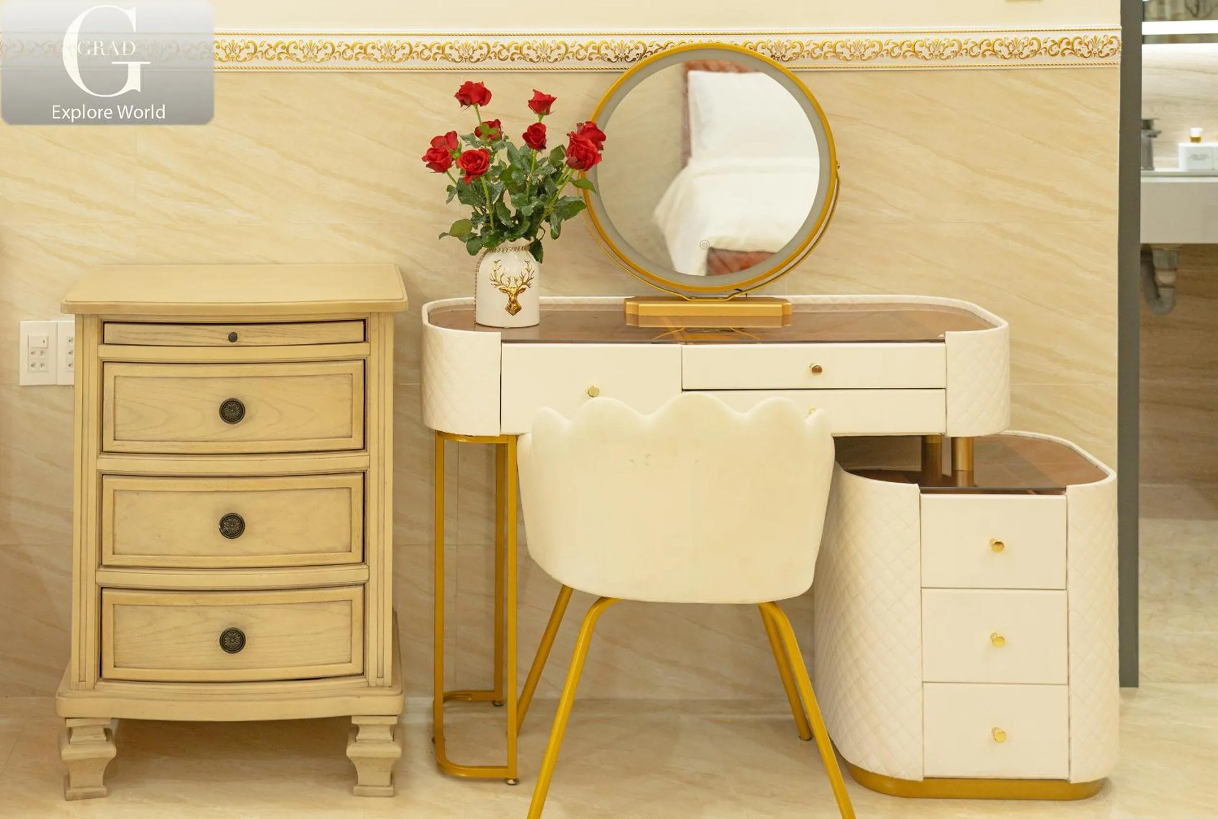 wardrobe in Hoang Yen Villa & Coffee