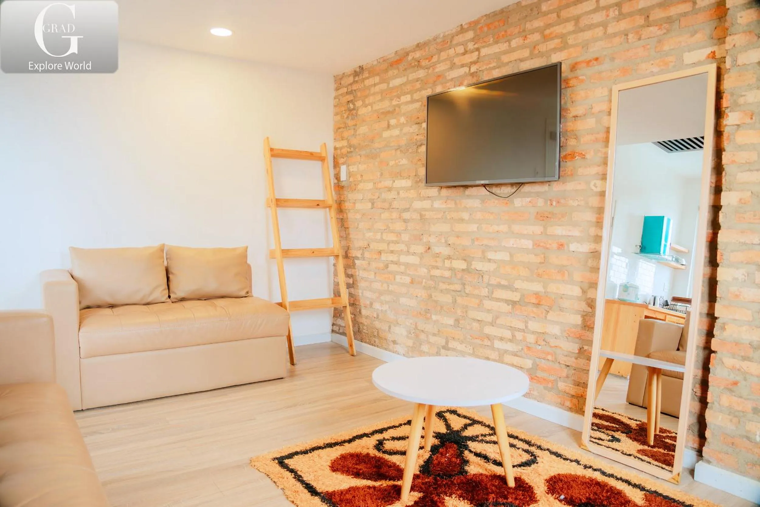 Communal lounge/ TV room in Hoang Yen Villa & Coffee