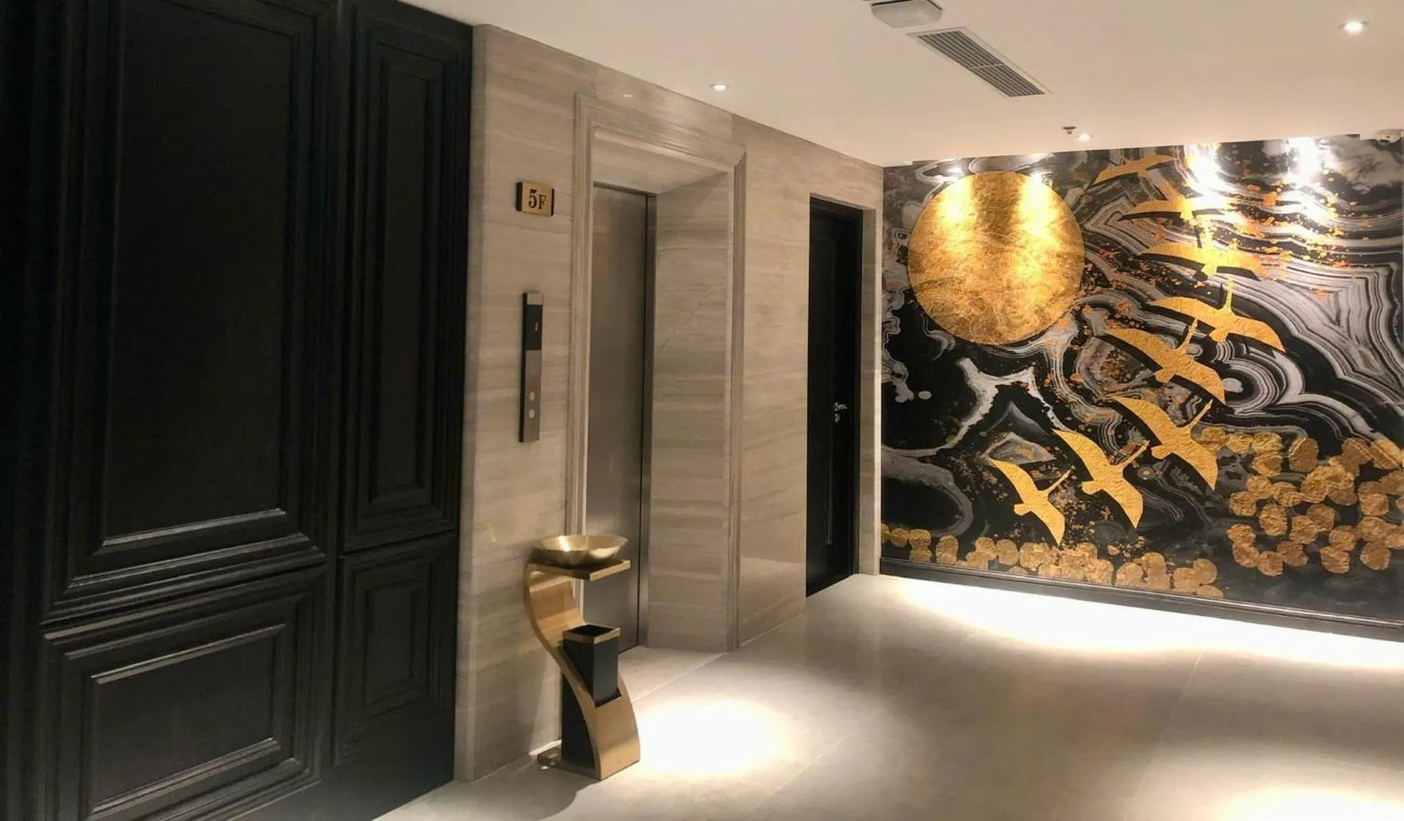 elevator in Green Dragon Boutique Hotel