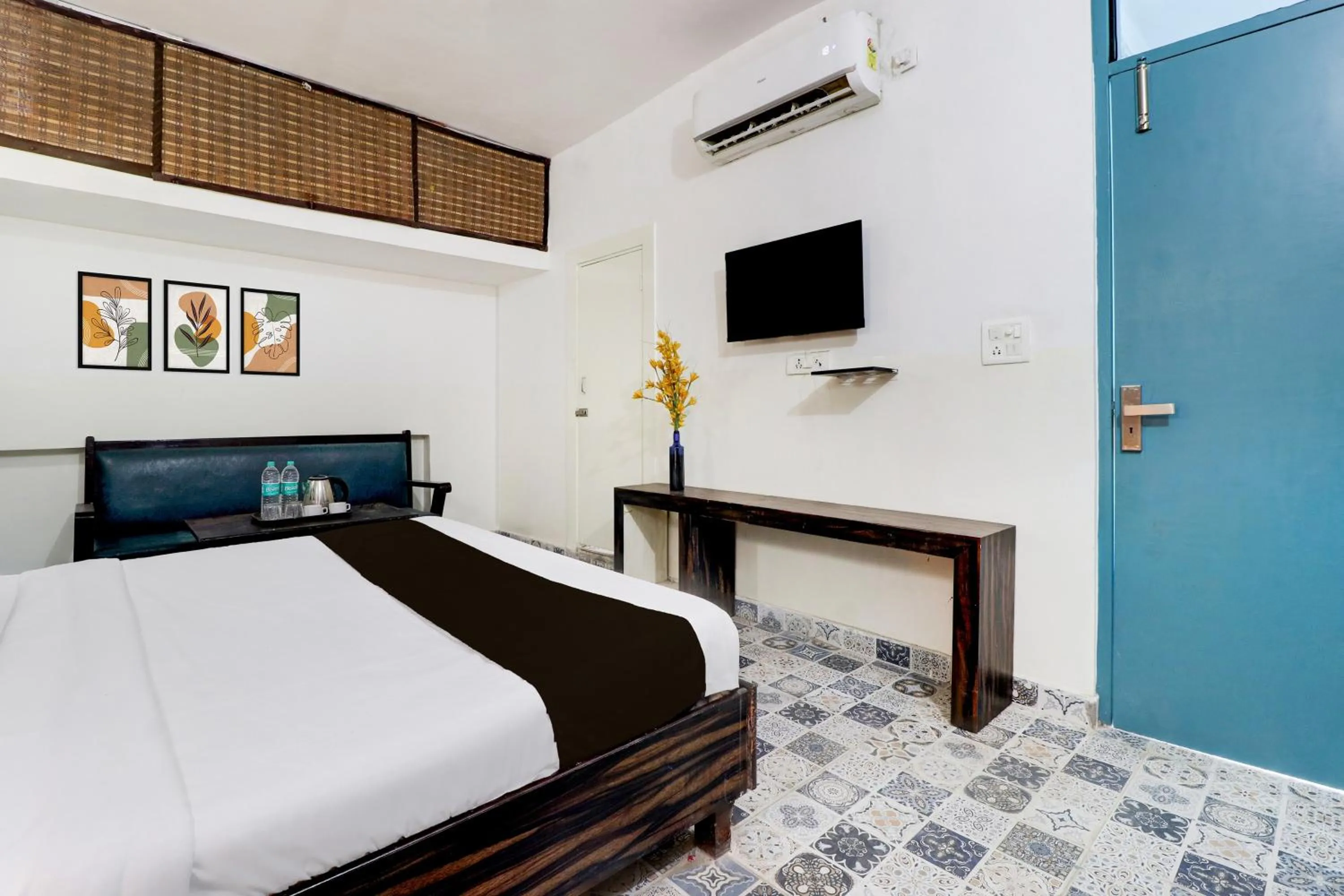 Bedroom, Bed in Hotel O Tehsil Chowk Doon Hospital Formerly Hotel Comfort
