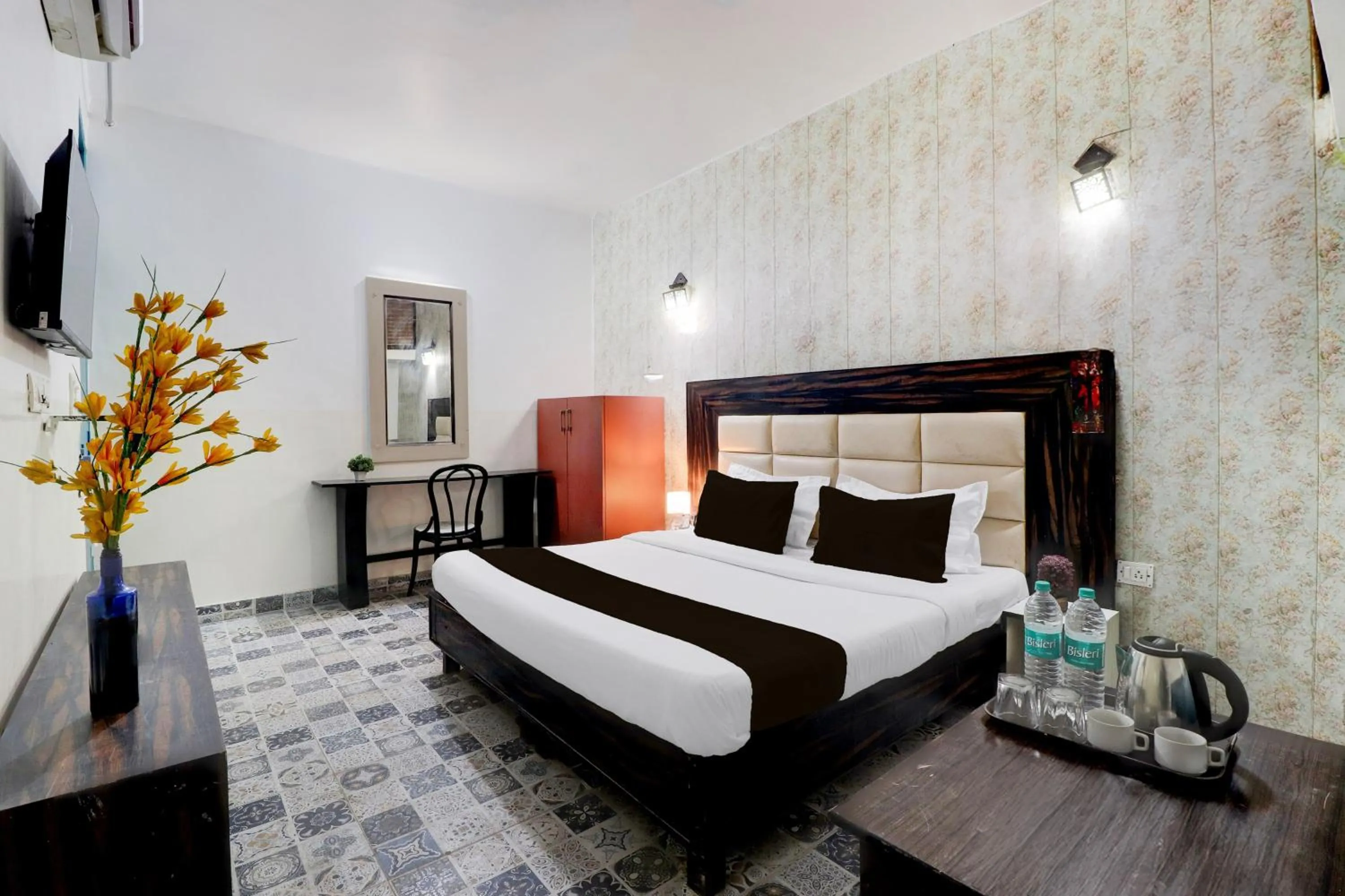 Bedroom, Bed in Hotel O Tehsil Chowk Doon Hospital Formerly Hotel Comfort