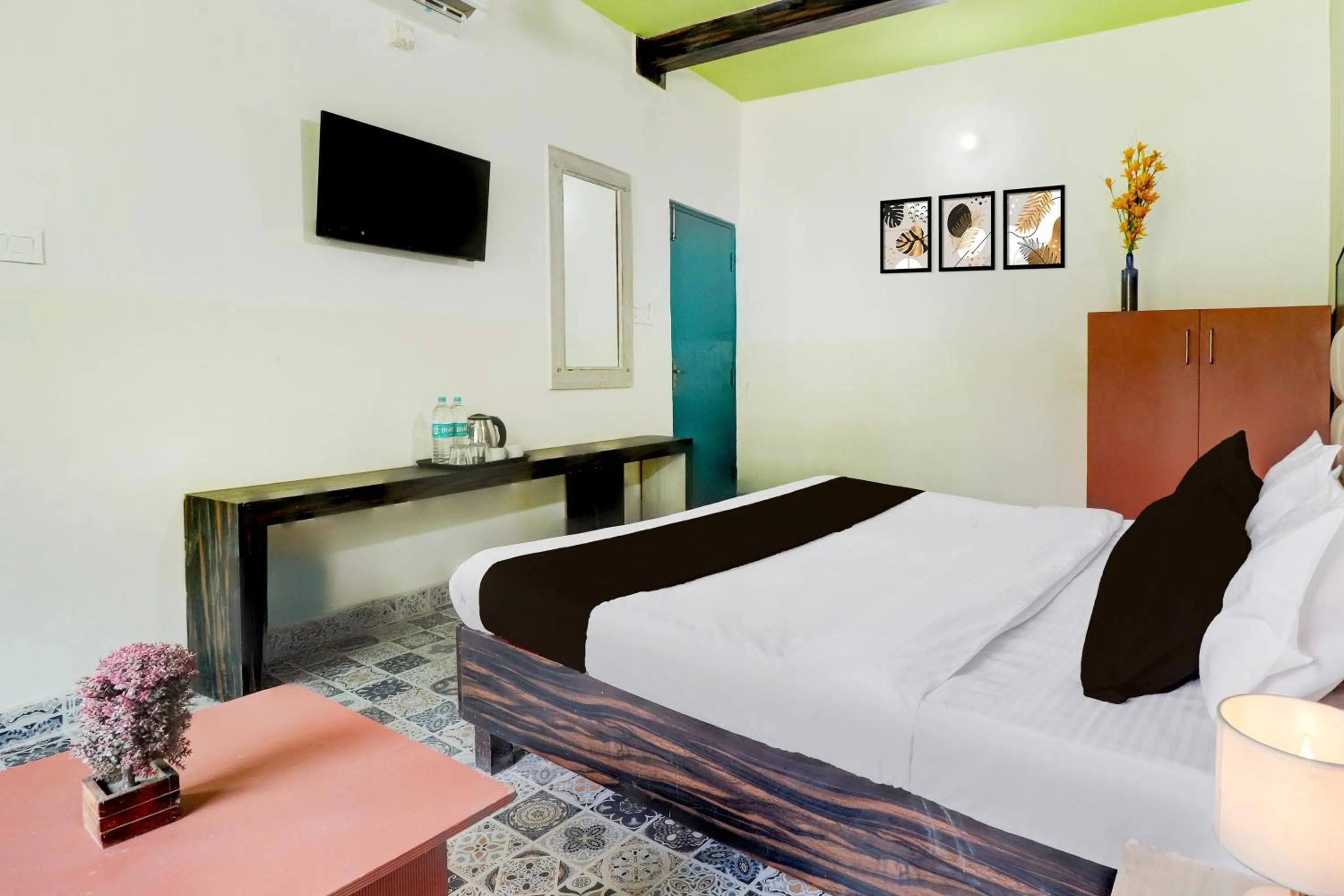 Bedroom, Bed in Hotel O Tehsil Chowk Doon Hospital Formerly Hotel Comfort