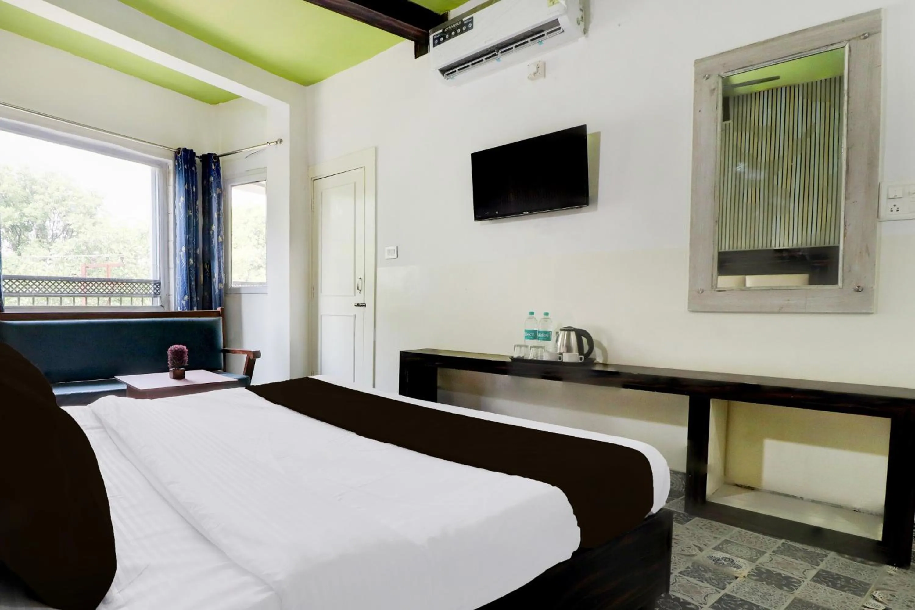 Bedroom, Bed in Hotel O Tehsil Chowk Doon Hospital Formerly Hotel Comfort