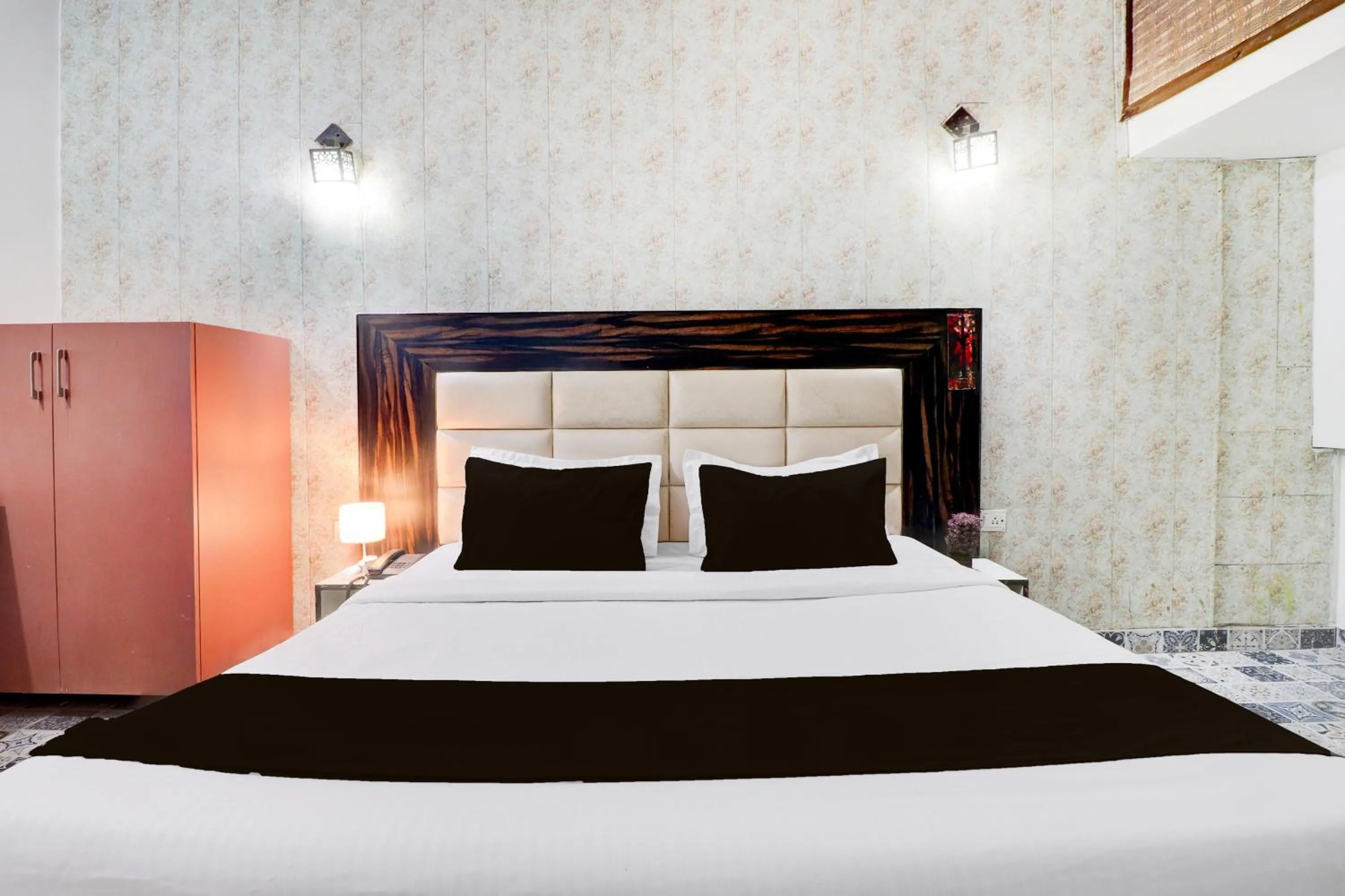 Bedroom, Bed in Hotel O Tehsil Chowk Doon Hospital Formerly Hotel Comfort