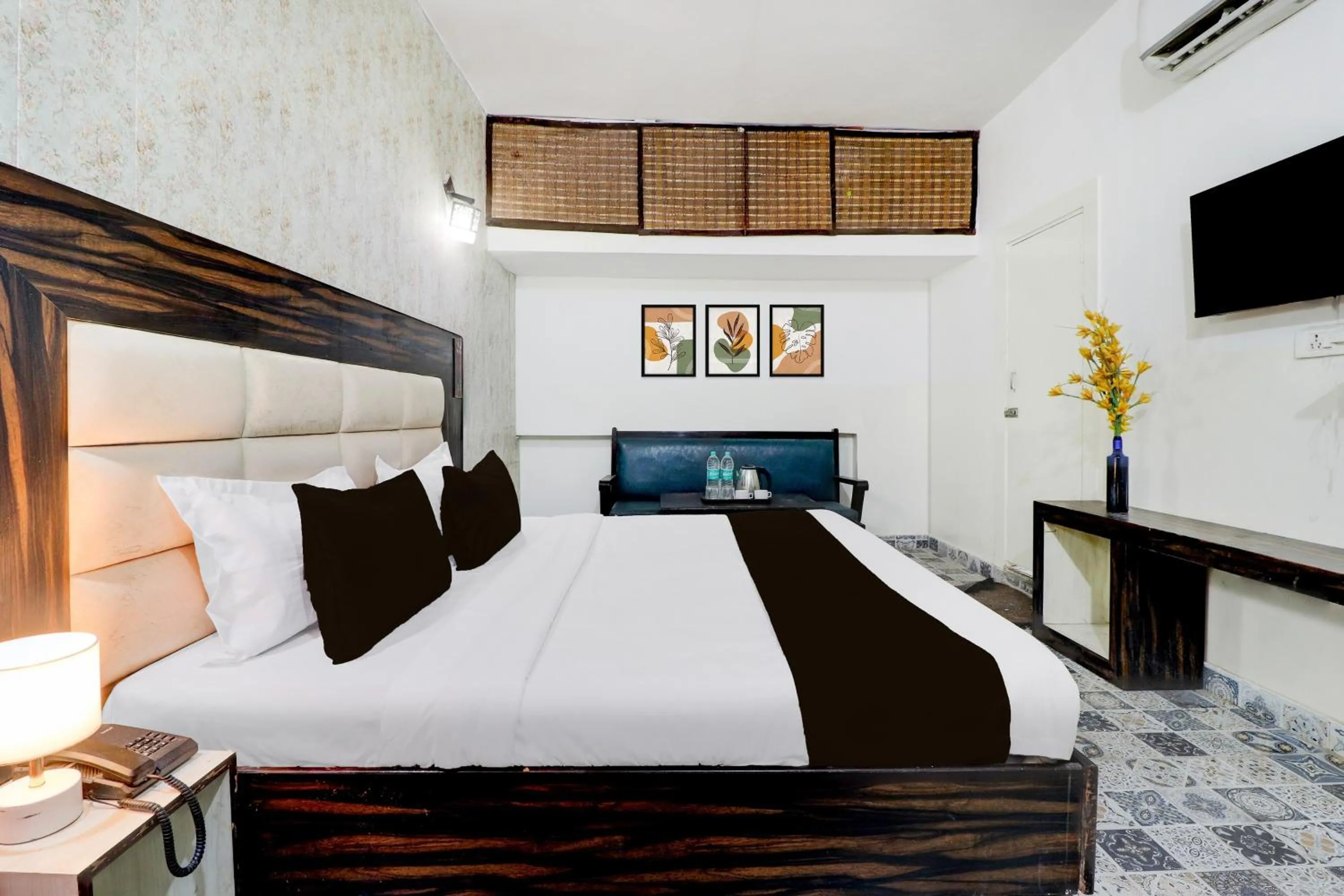 Bedroom, Bed in Hotel O Tehsil Chowk Doon Hospital Formerly Hotel Comfort