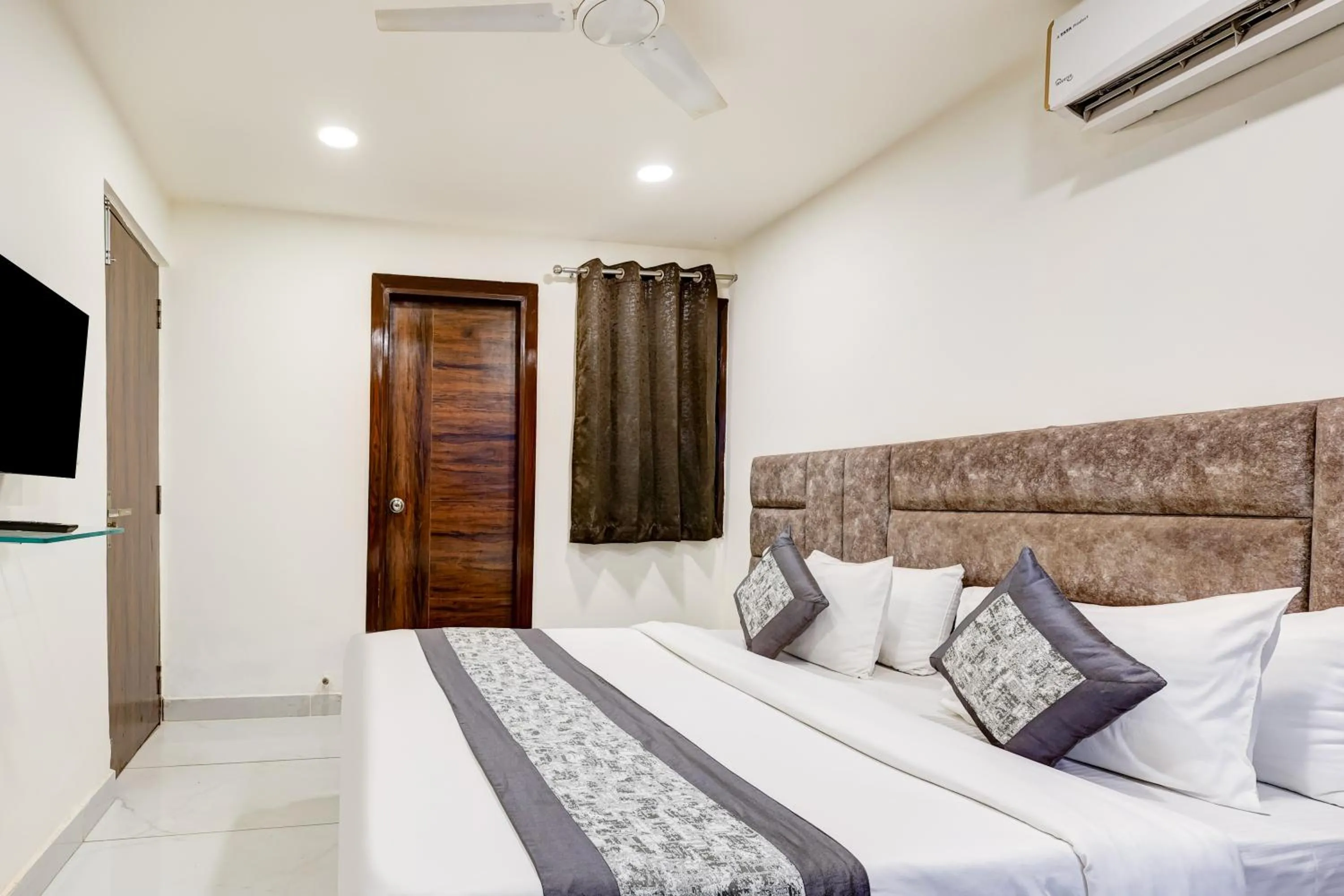 Standard King Room in Mauryan Signature hotel with Airport View