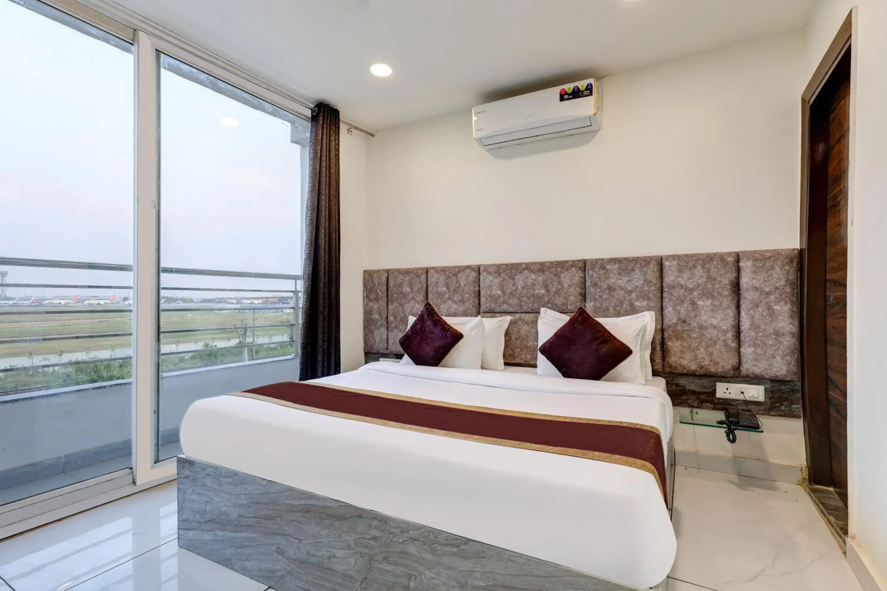 Double Room in Mauryan Signature hotel with Airport View Double Room in Mauryan Signature hotel with Airport View
