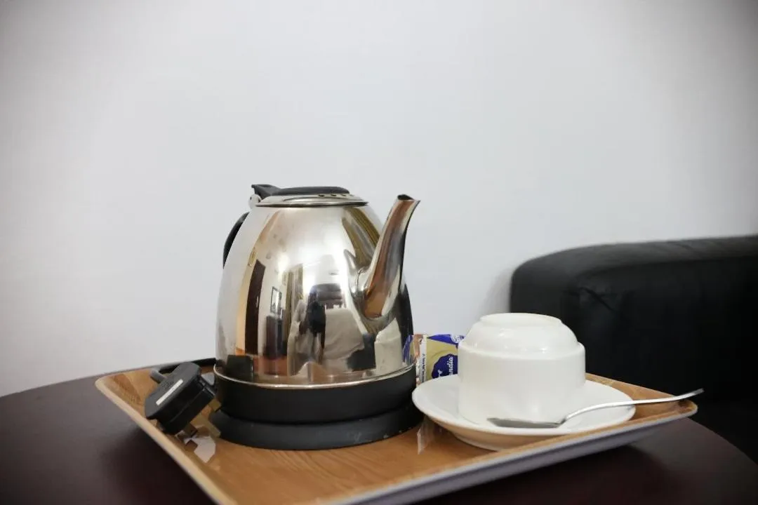 Coffee/tea facilities in Bolton White Residence