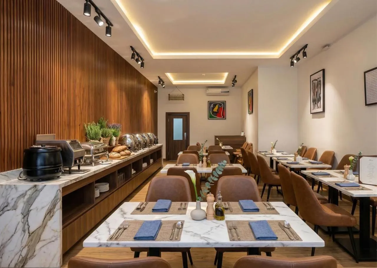 Restaurant/places to eat in Bolton White Residence