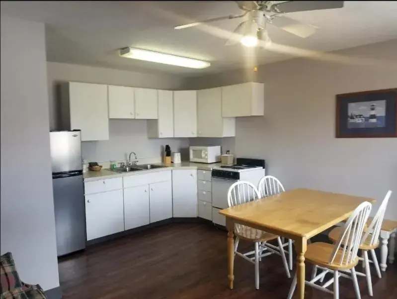 Deluxe Queen Suite in Sault Superior Place Deluxe Queen Suite in Sault Superior Place