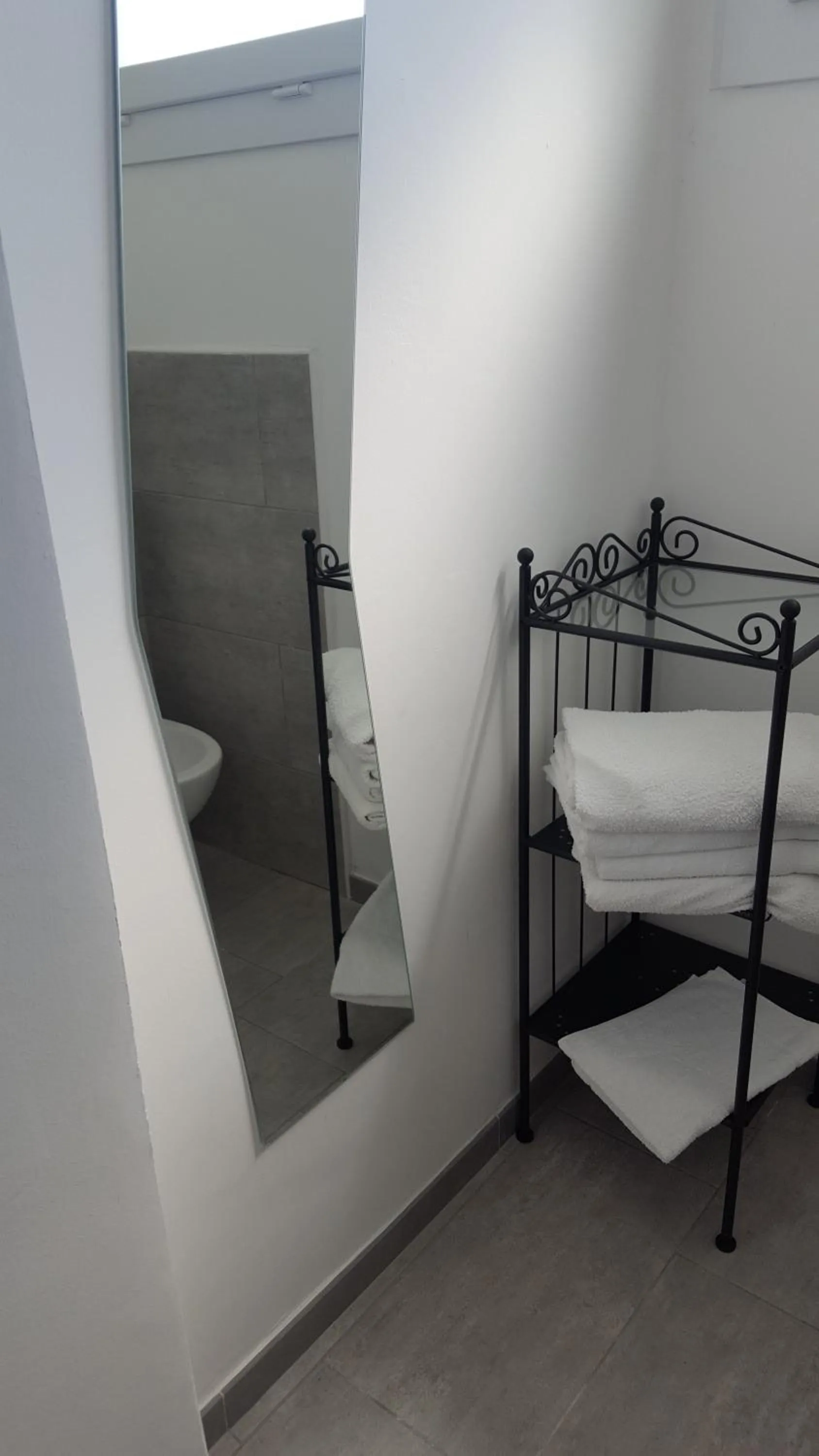 Bathroom, Bed in Hotel Flora