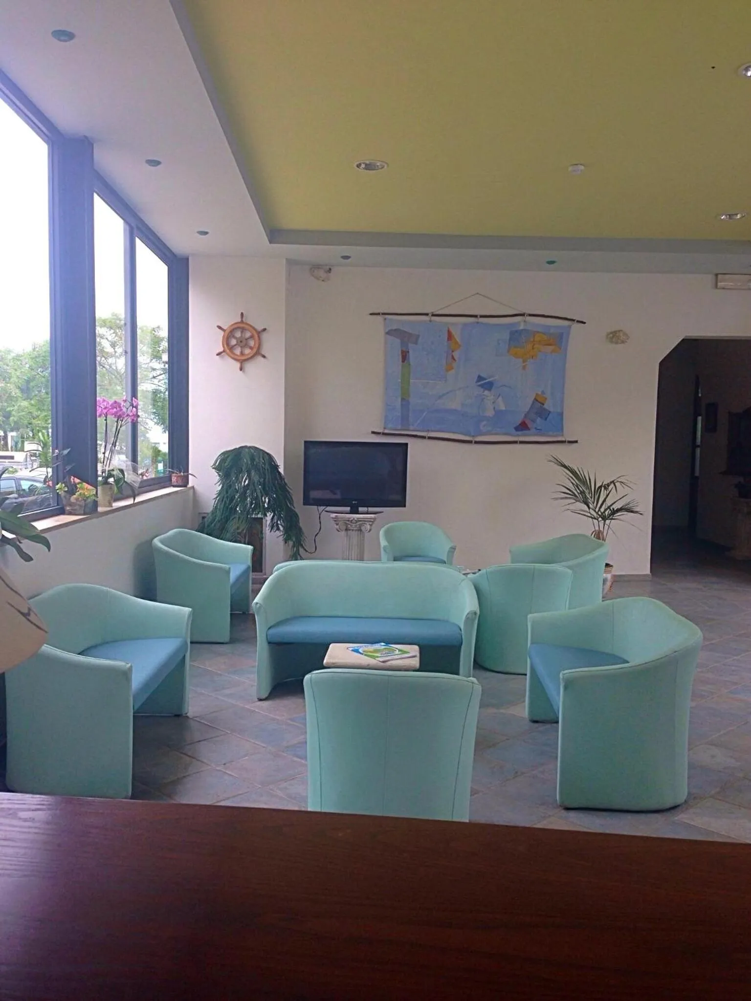 Communal lounge/ TV room in Hotel Flora