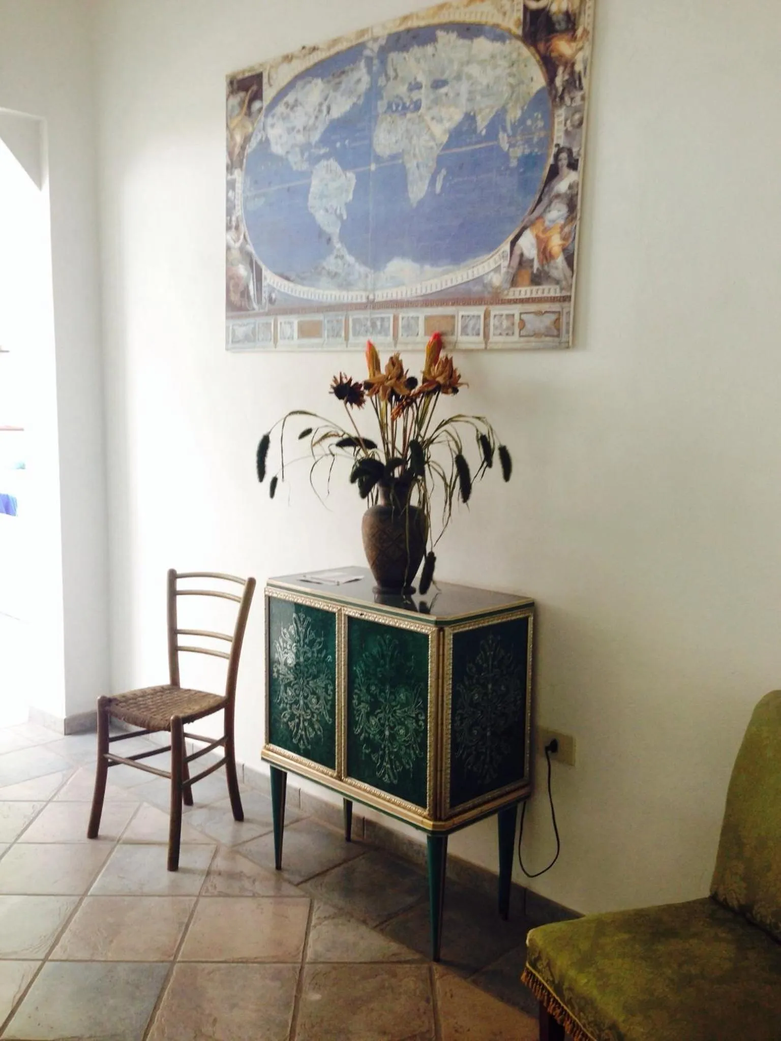 Communal lounge/ TV room in Hotel Flora