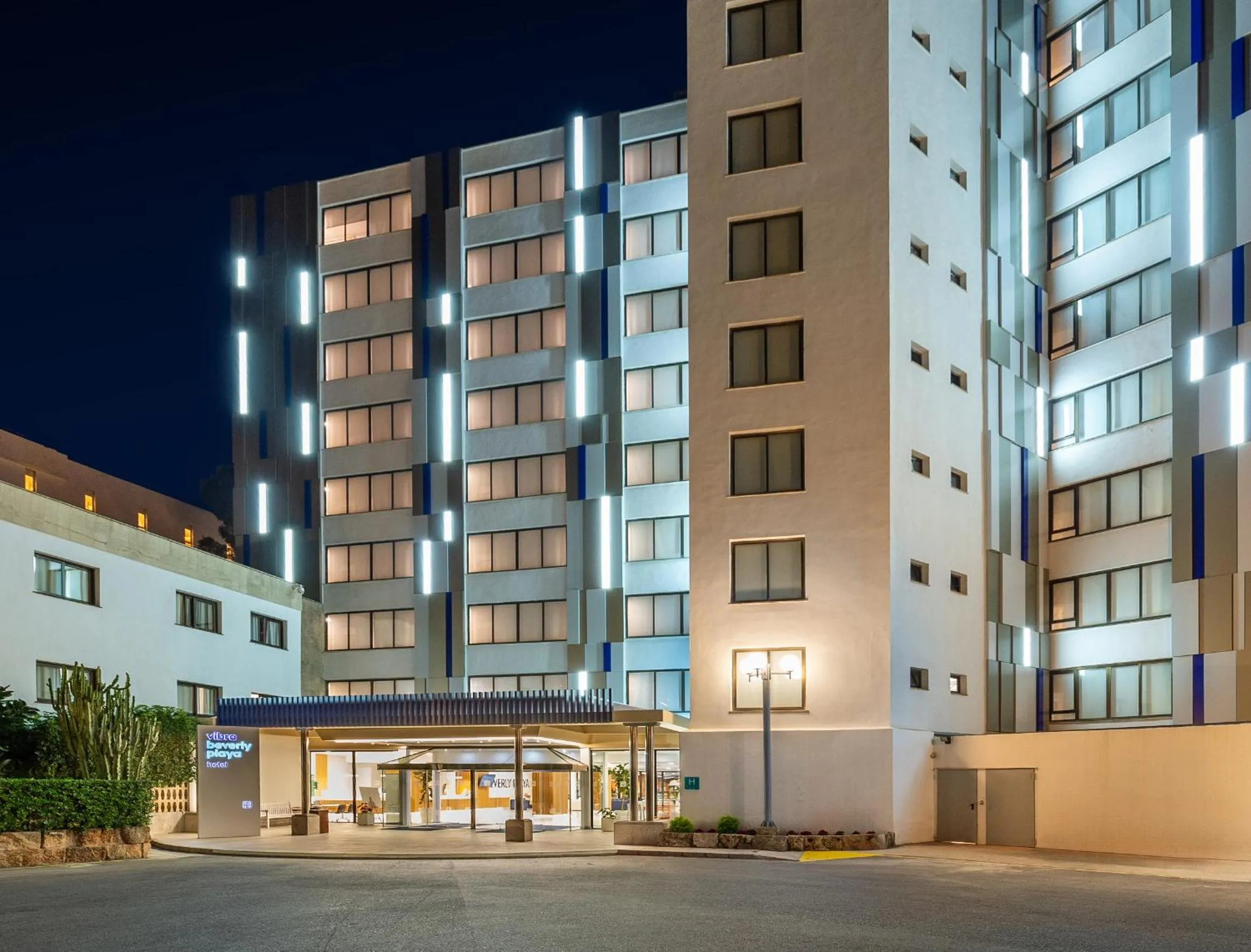 Facade/entrance in Hotel Vibra Beverly Playa