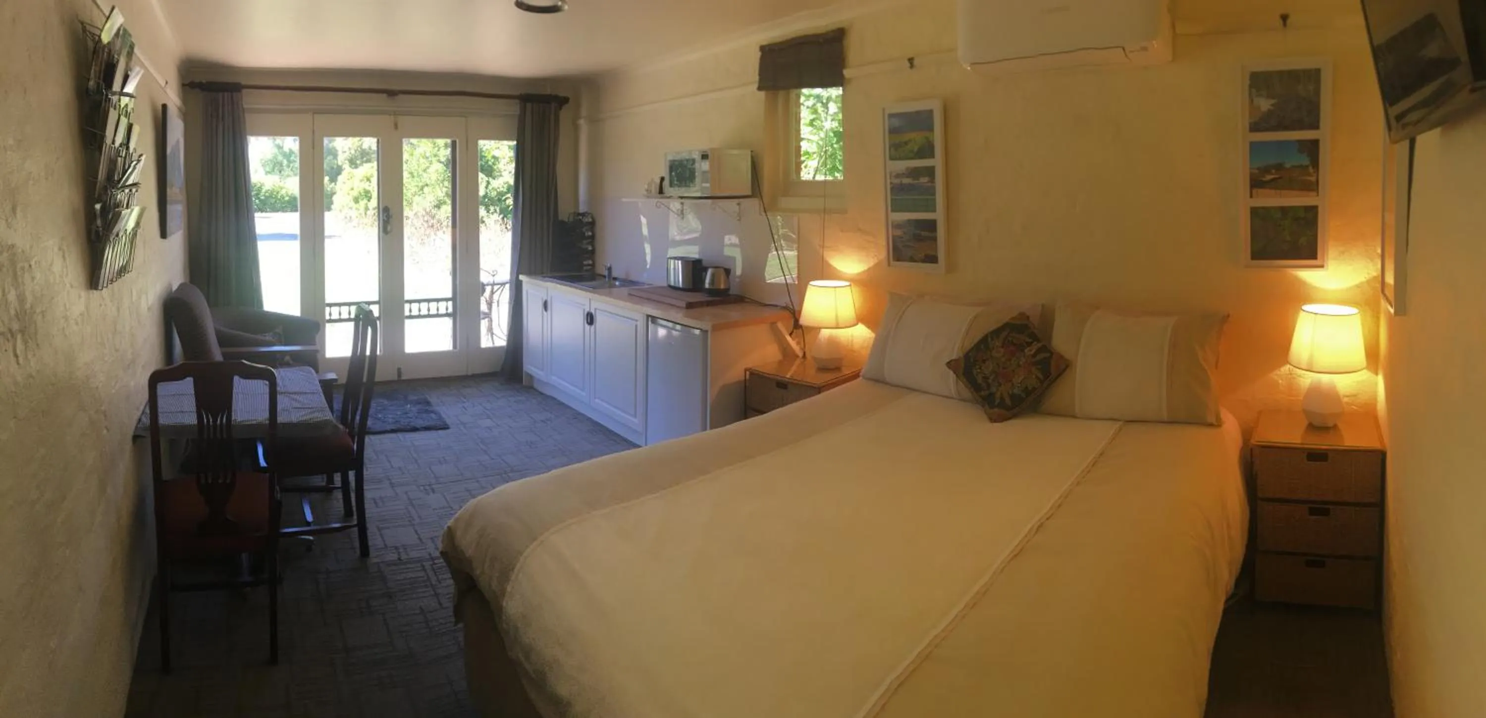 Kitchen or kitchenette, Bed in Pierrepoint Accommodation