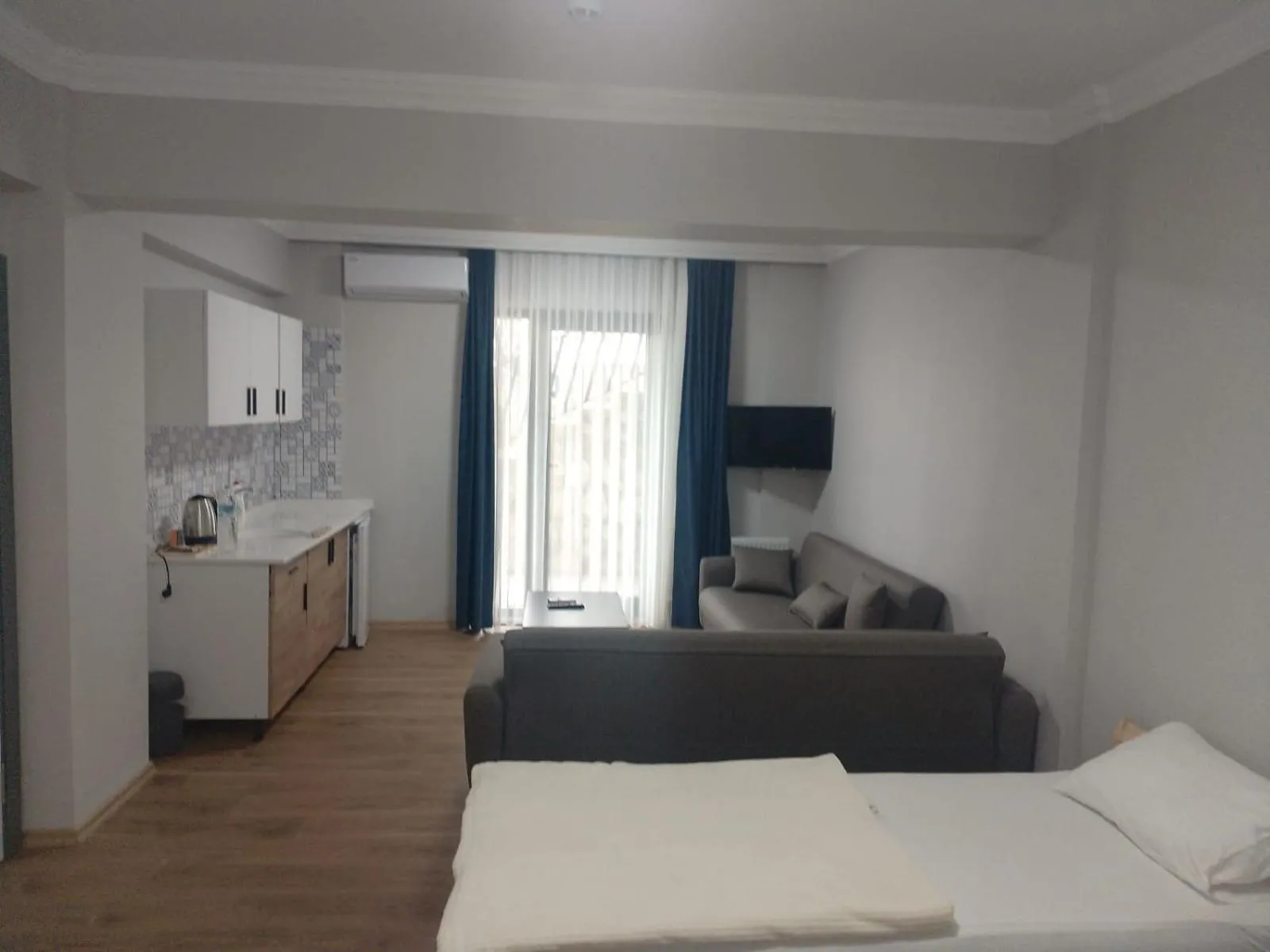 Photo of the whole room, Bed in ROSe OTEL