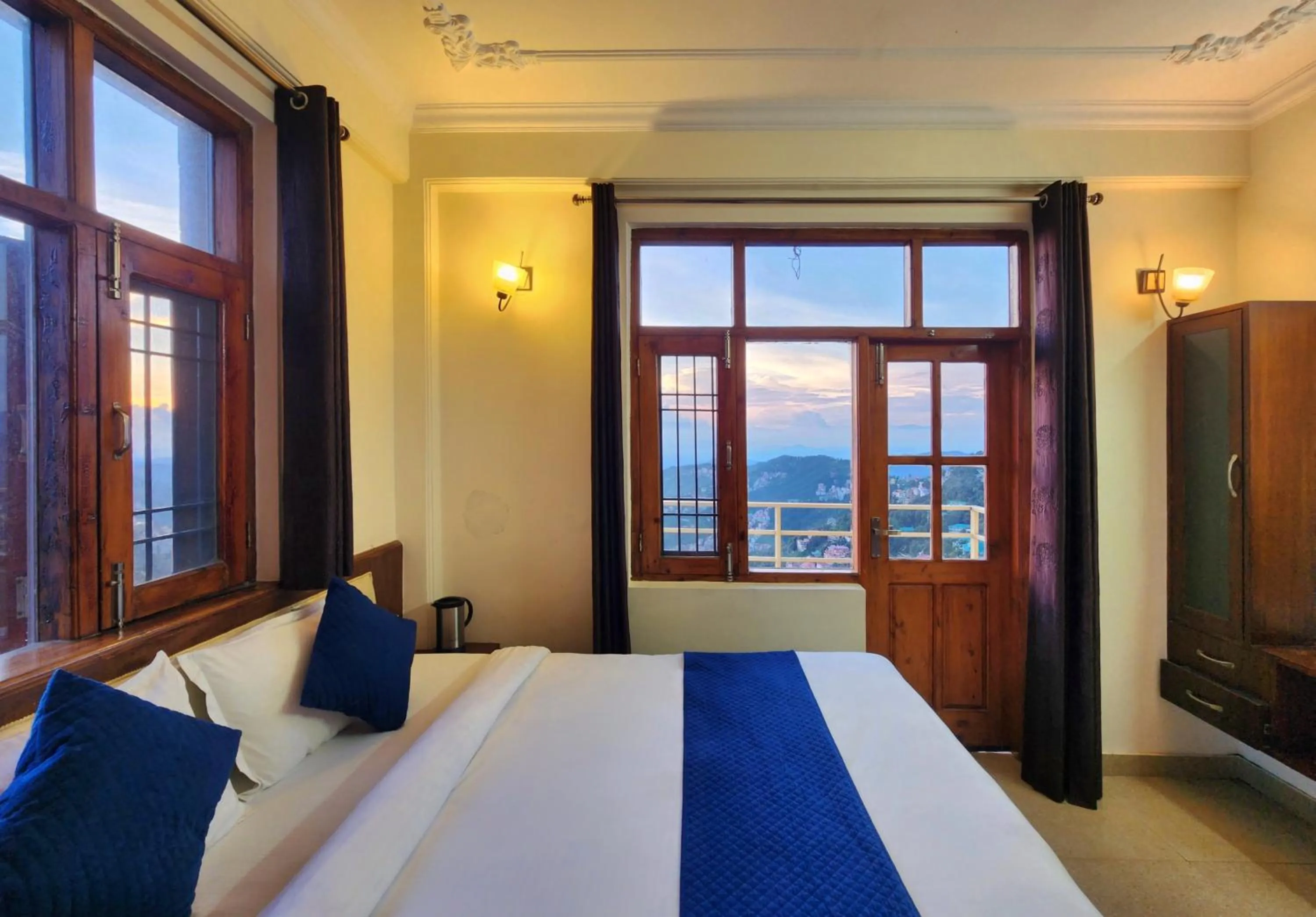 Bed in Florence B&B Near Mall Road - Amazing Valley View