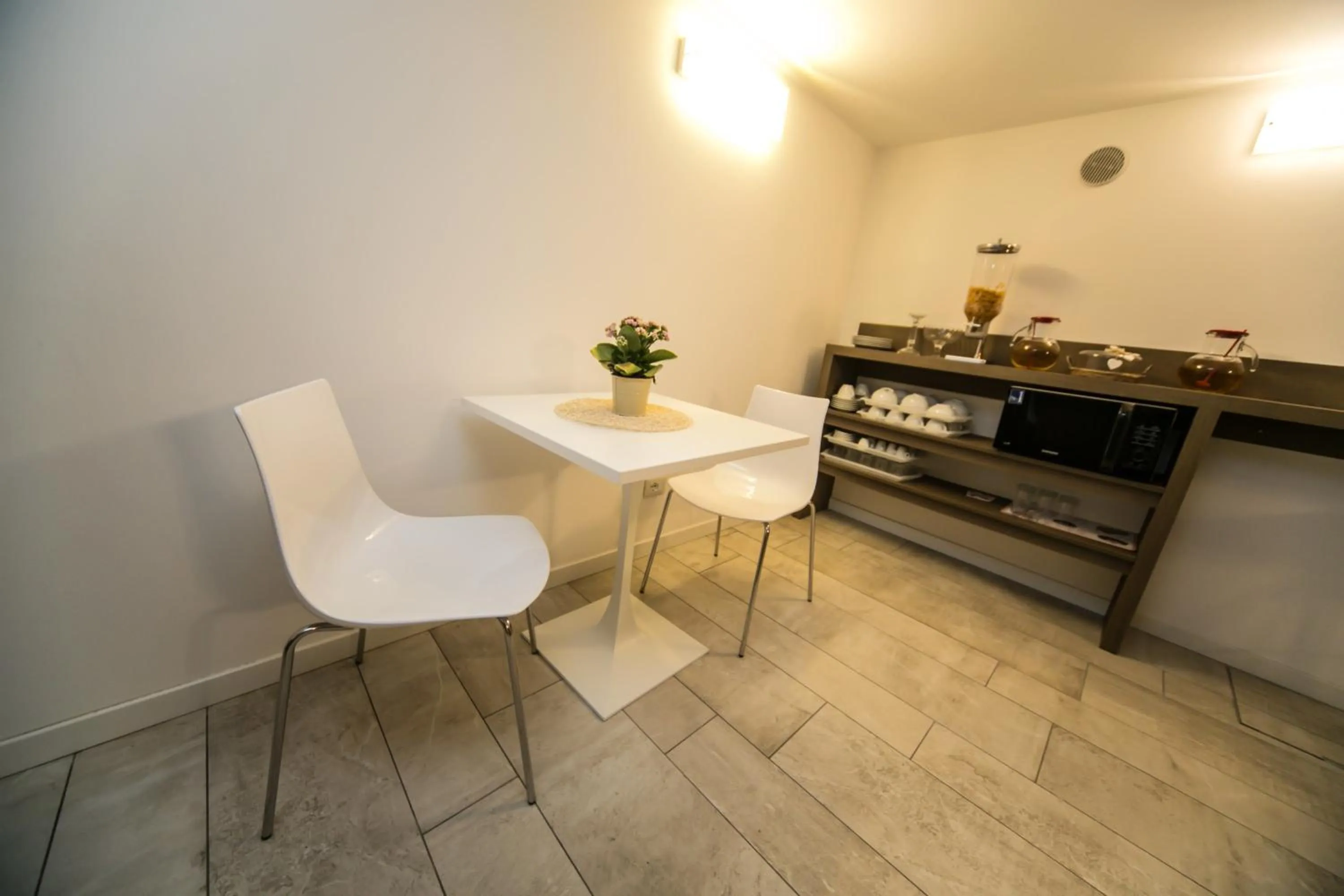 Dining area in B&B Corte sul Naviglio CIN I T 0 1 5 0 7 0 C 1 3 X U I L Q C V