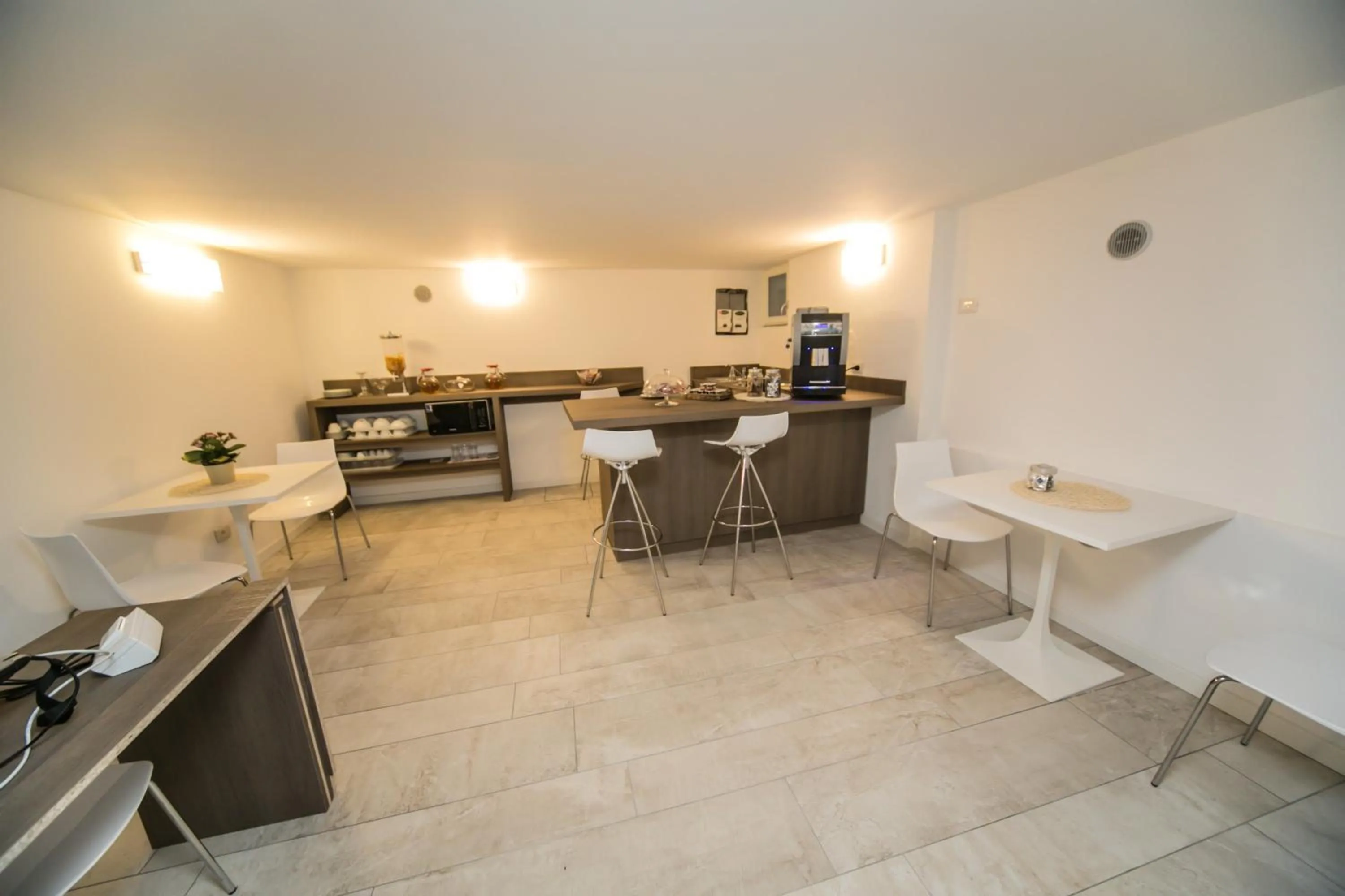 Restaurant/places to eat in B&B Corte sul Naviglio CIN I T 0 1 5 0 7 0 C 1 3 X U I L Q C V