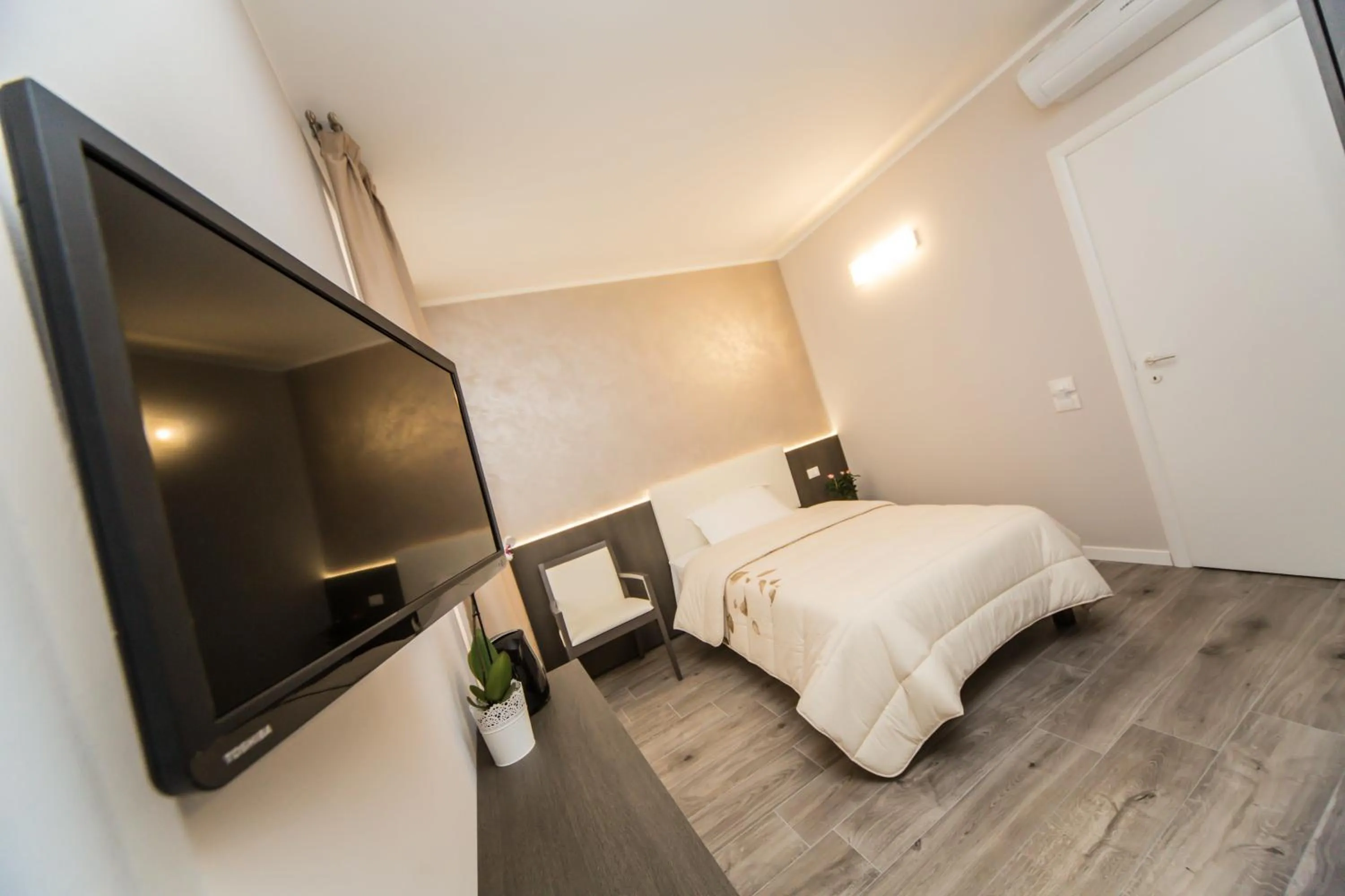 Photo of the whole room, Bed in B&B Corte sul Naviglio CIN I T 0 1 5 0 7 0 C 1 3 X U I L Q C V