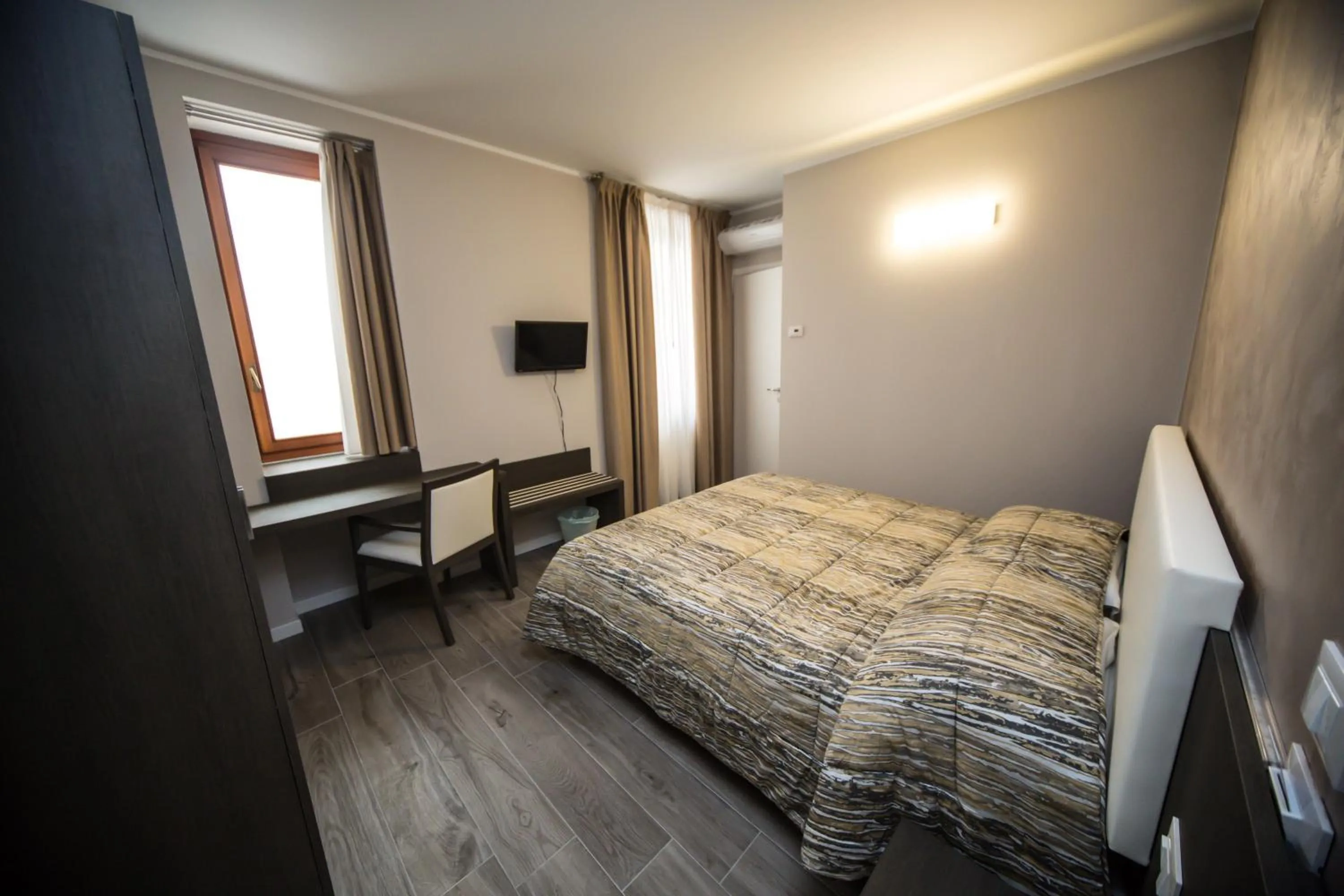Photo of the whole room, Bed in B&B Corte sul Naviglio CIN I T 0 1 5 0 7 0 C 1 3 X U I L Q C V