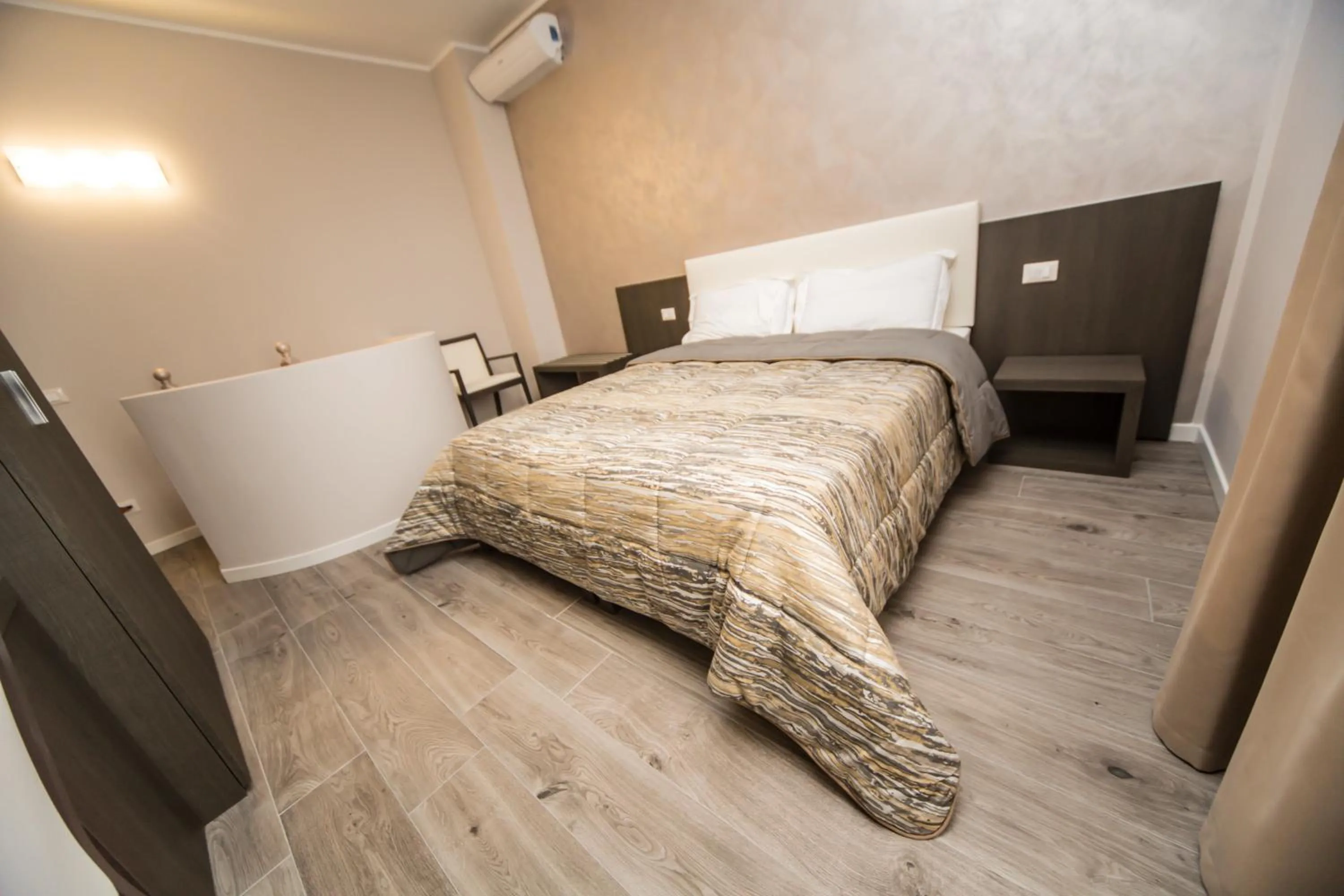 Photo of the whole room, Bed in B&B Corte sul Naviglio CIN I T 0 1 5 0 7 0 C 1 3 X U I L Q C V