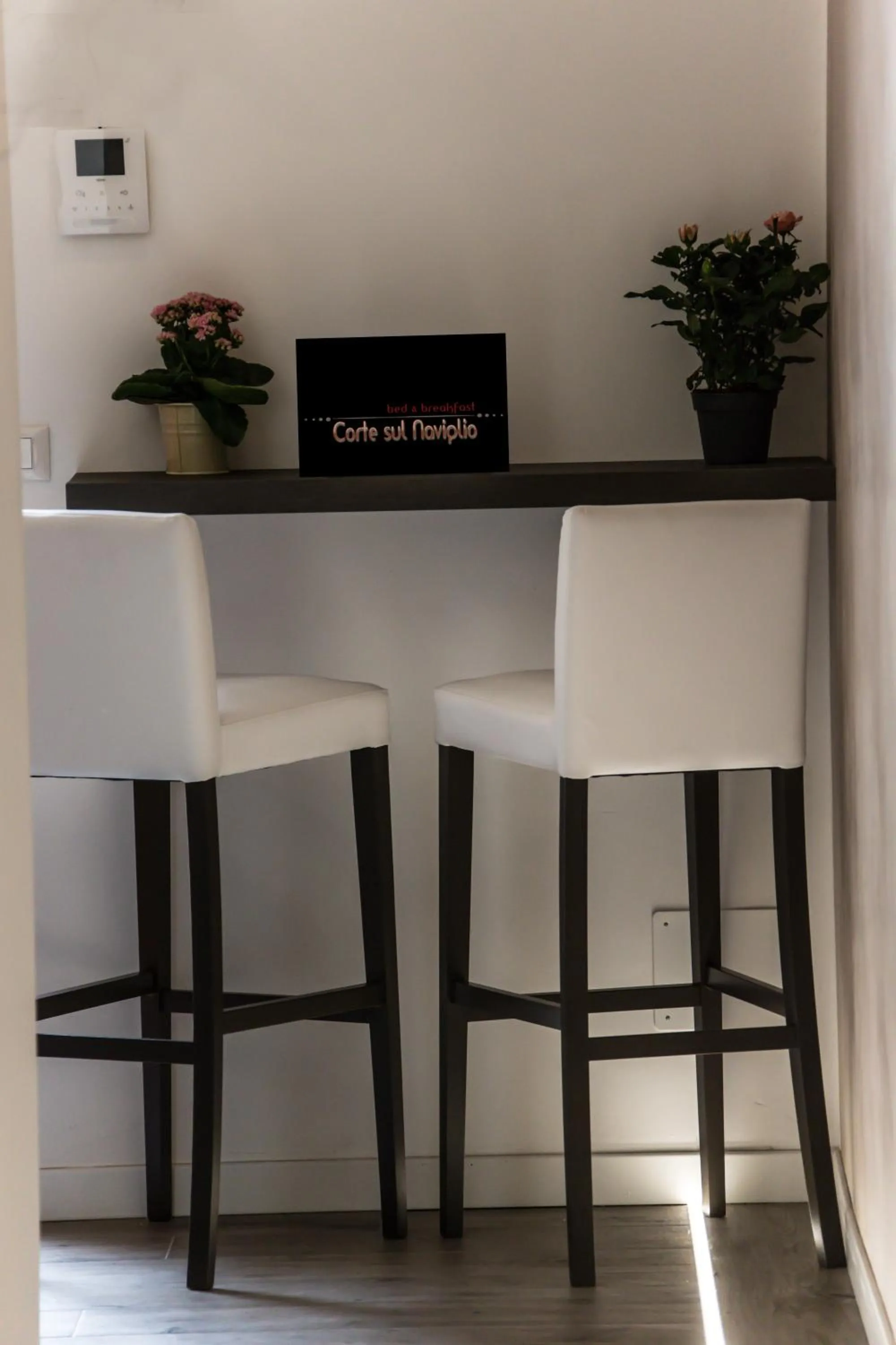 Decorative detail in B&B Corte sul Naviglio CIN I T 0 1 5 0 7 0 C 1 3 X U I L Q C V