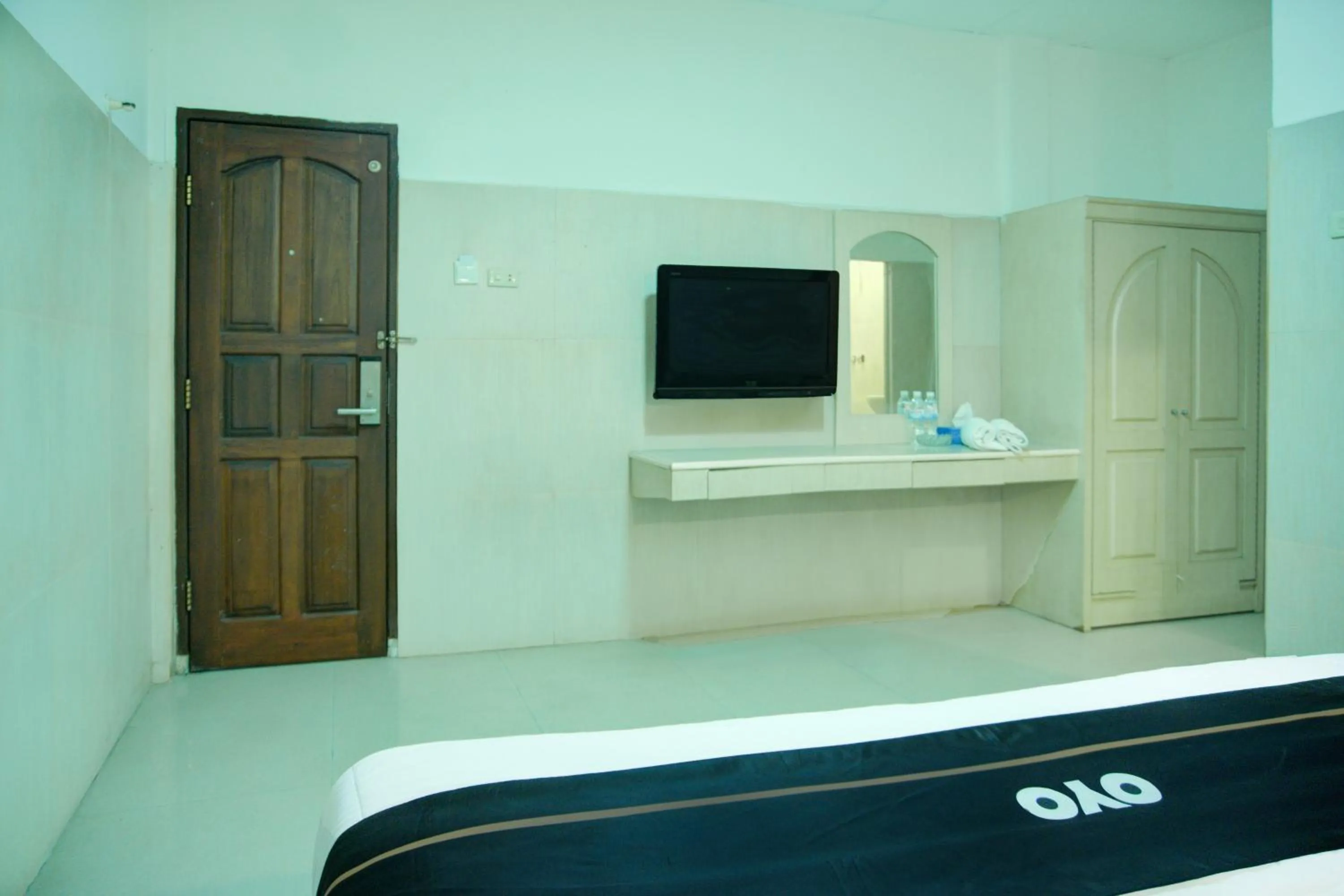 Photo of the whole room, Bed in Townhouse Oak Palembang Near Jembatan Ampera Formerly Azzura Hotel