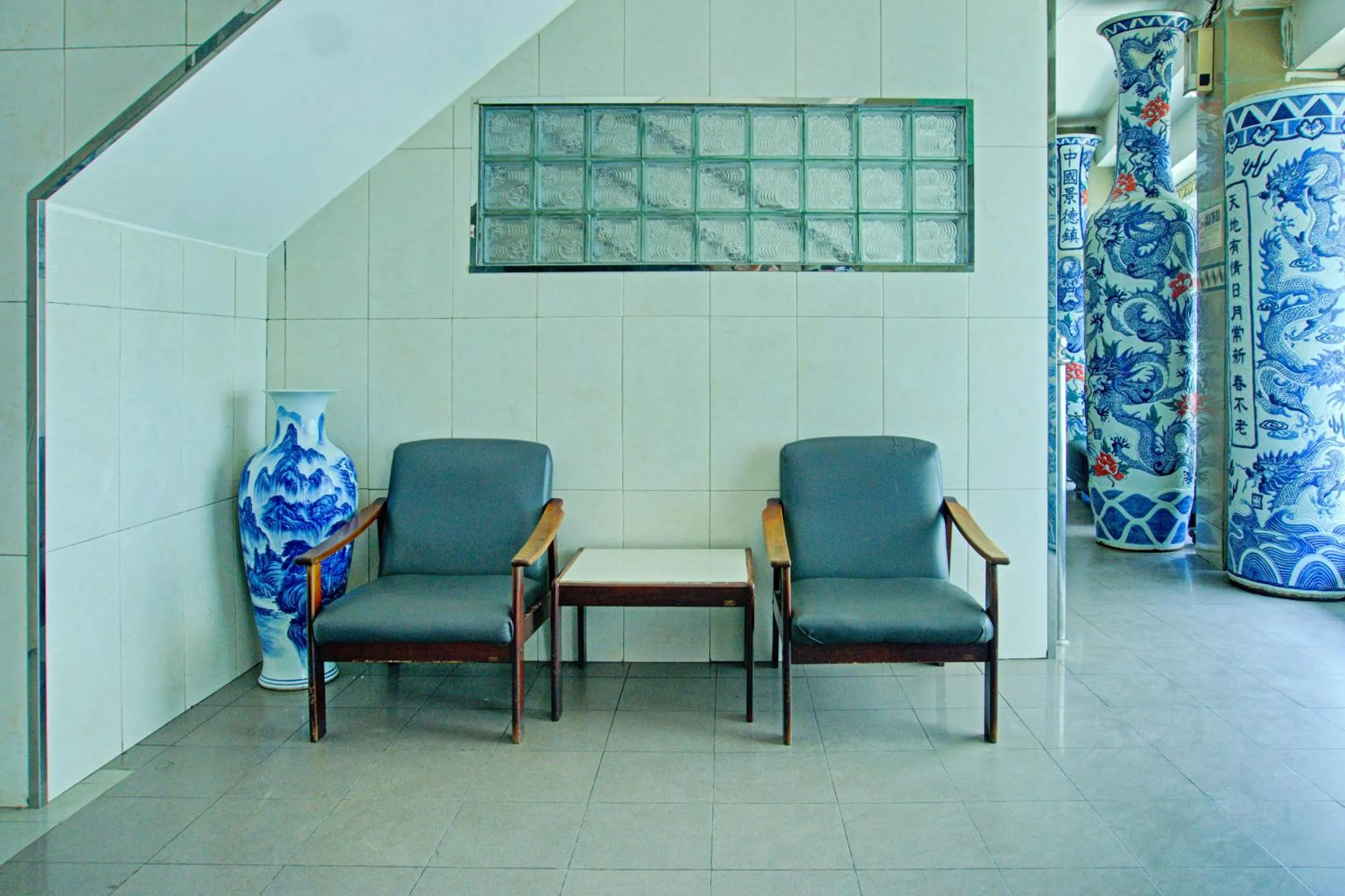 Seating area in Townhouse Oak Palembang Near Jembatan Ampera Formerly Azzura Hotel