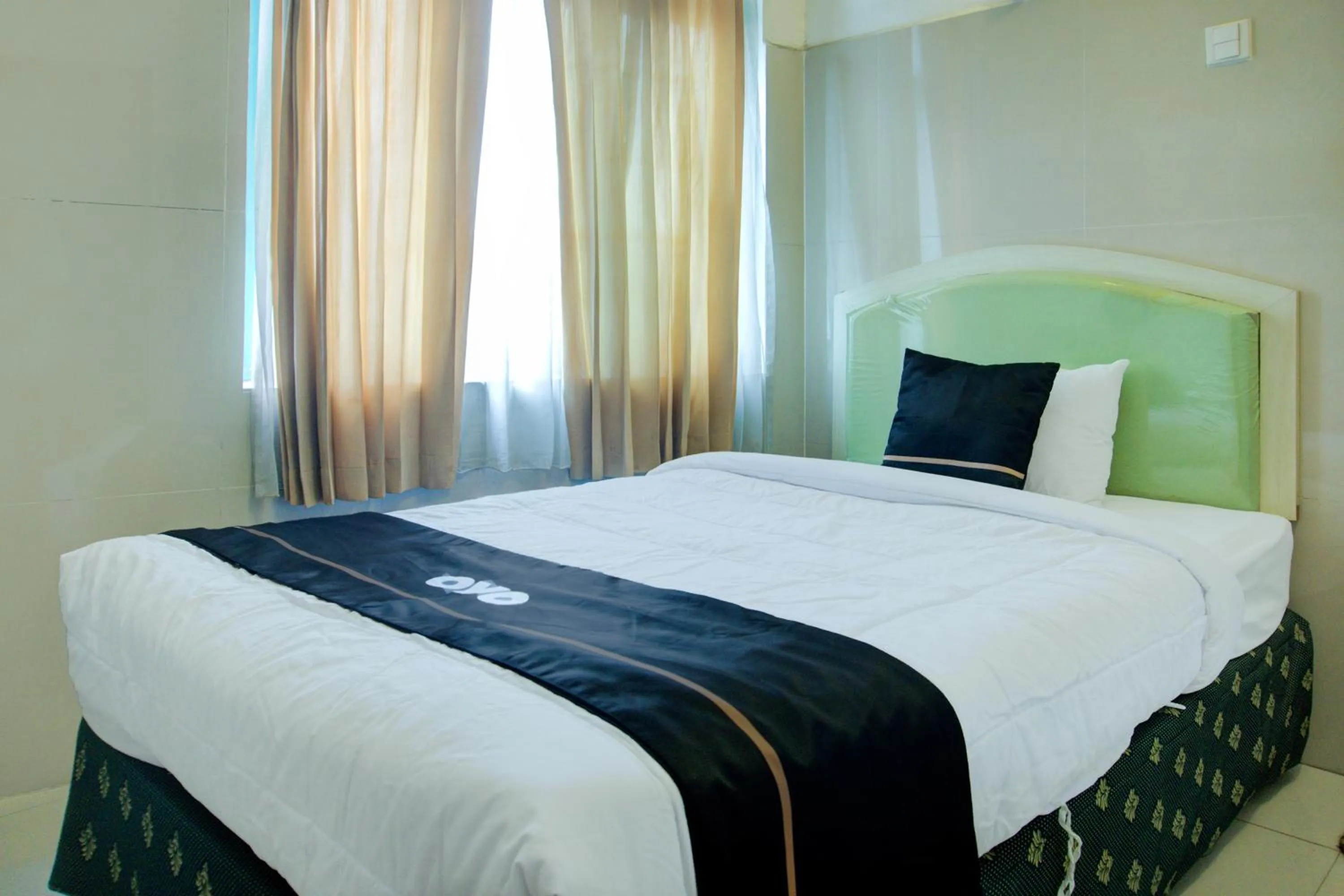 Photo of the whole room, Bed in Townhouse Oak Palembang Near Jembatan Ampera Formerly Azzura Hotel