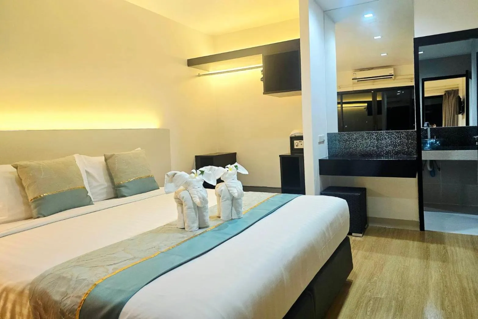 air conditioner, Bed in The Regizt Jomtien Pattaya