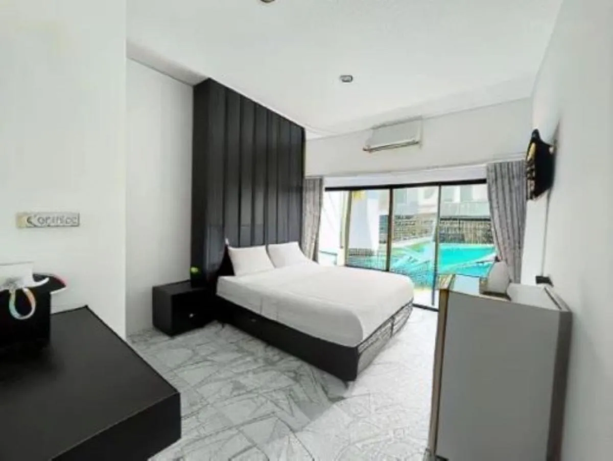 Swimming pool, Bed in The Regizt Jomtien Pattaya