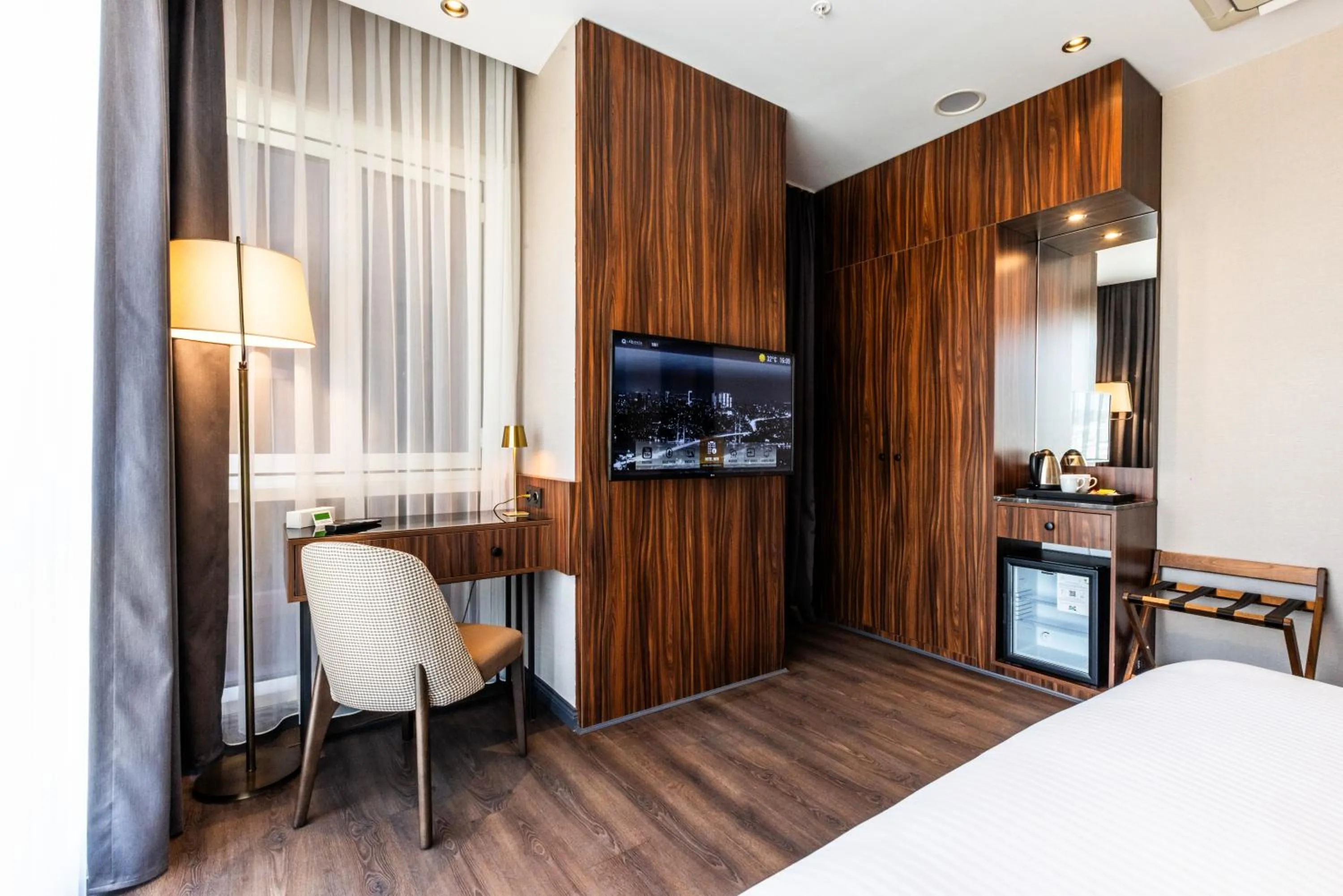 Photo of the whole room, Bed in La Quinta By Wyndham Istanbul Kartal