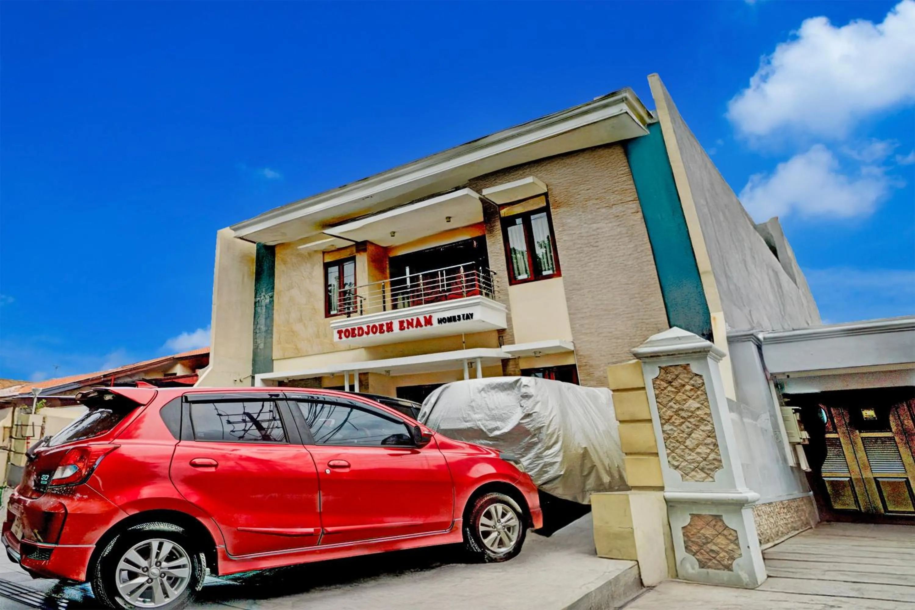 Facade/entrance in Hotel O 76 Gayungsari