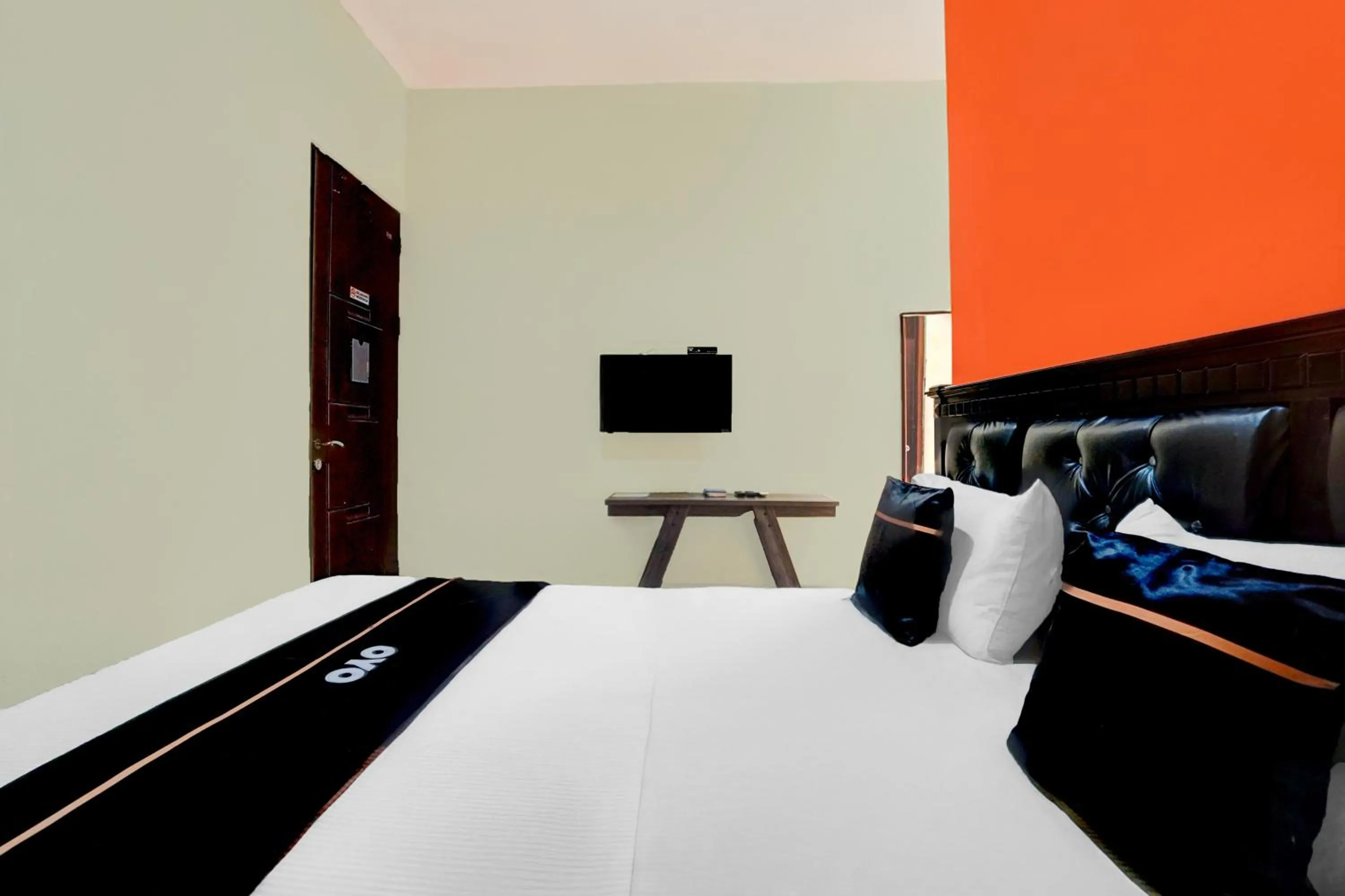 Bedroom, Bed in Hotel O 76 Gayungsari