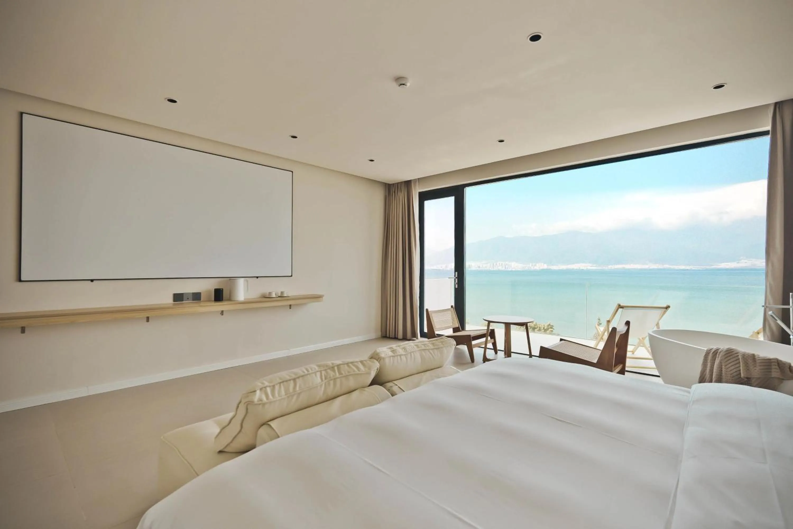 Deluxe Double Room with Balcony and Sea View in Dali Qiyu Half Hill Seaview Villa - Erhai Branch