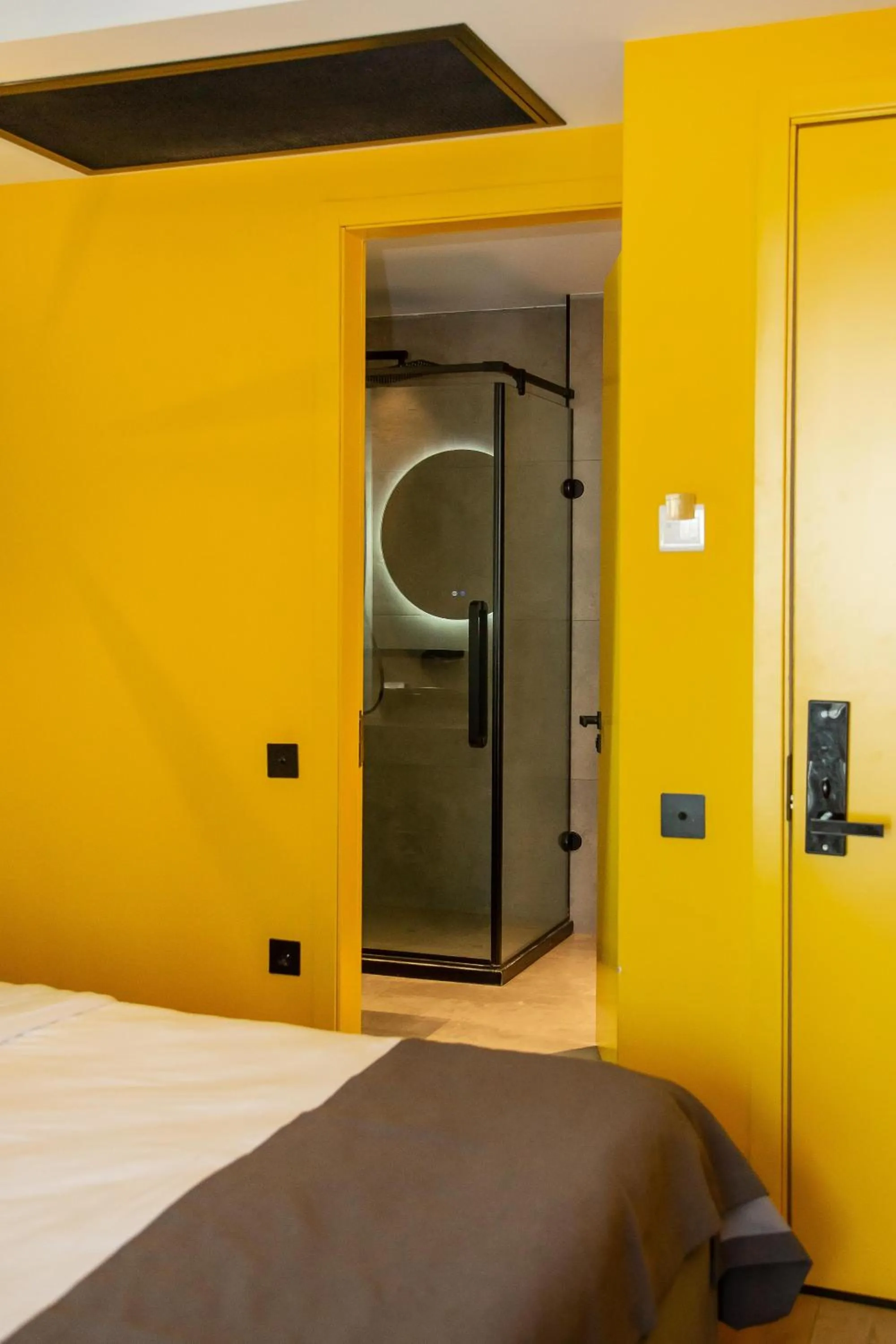 Shower, Bed in Hotel CH51