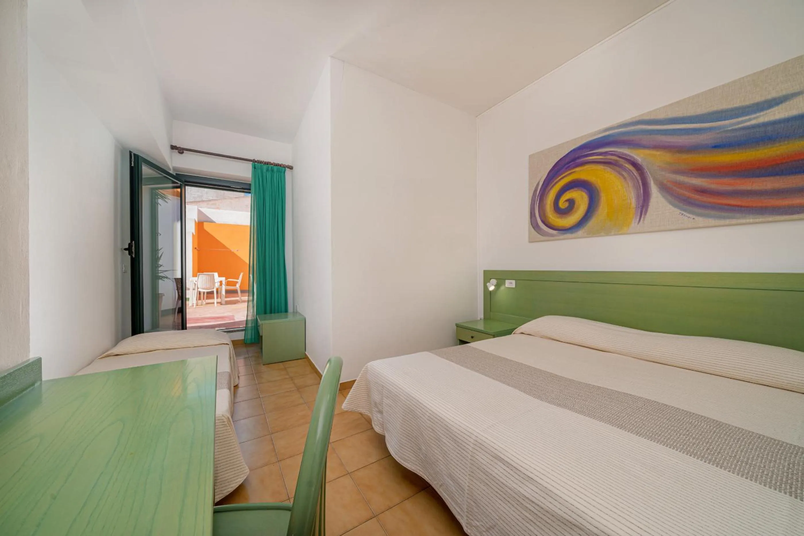 Inner courtyard view, Bed in Hotel Marinaro