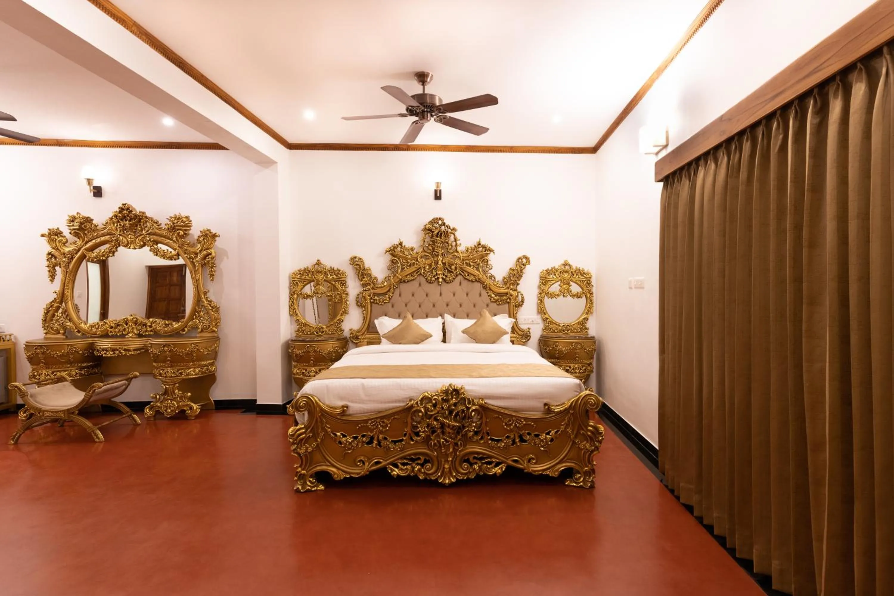 Photo of the whole room, Bed in La Moon Puducherry