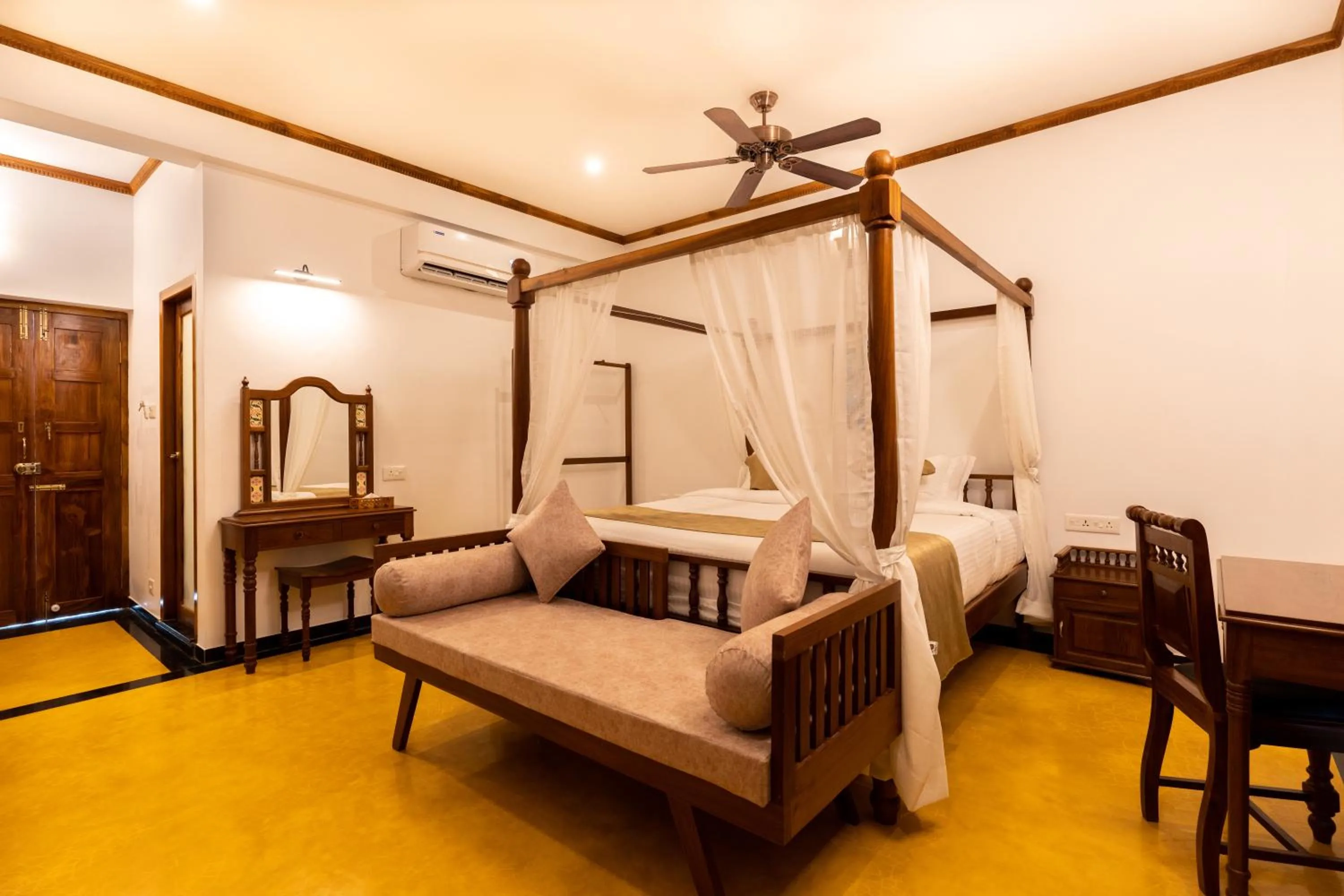Photo of the whole room, Bed in La Moon Puducherry