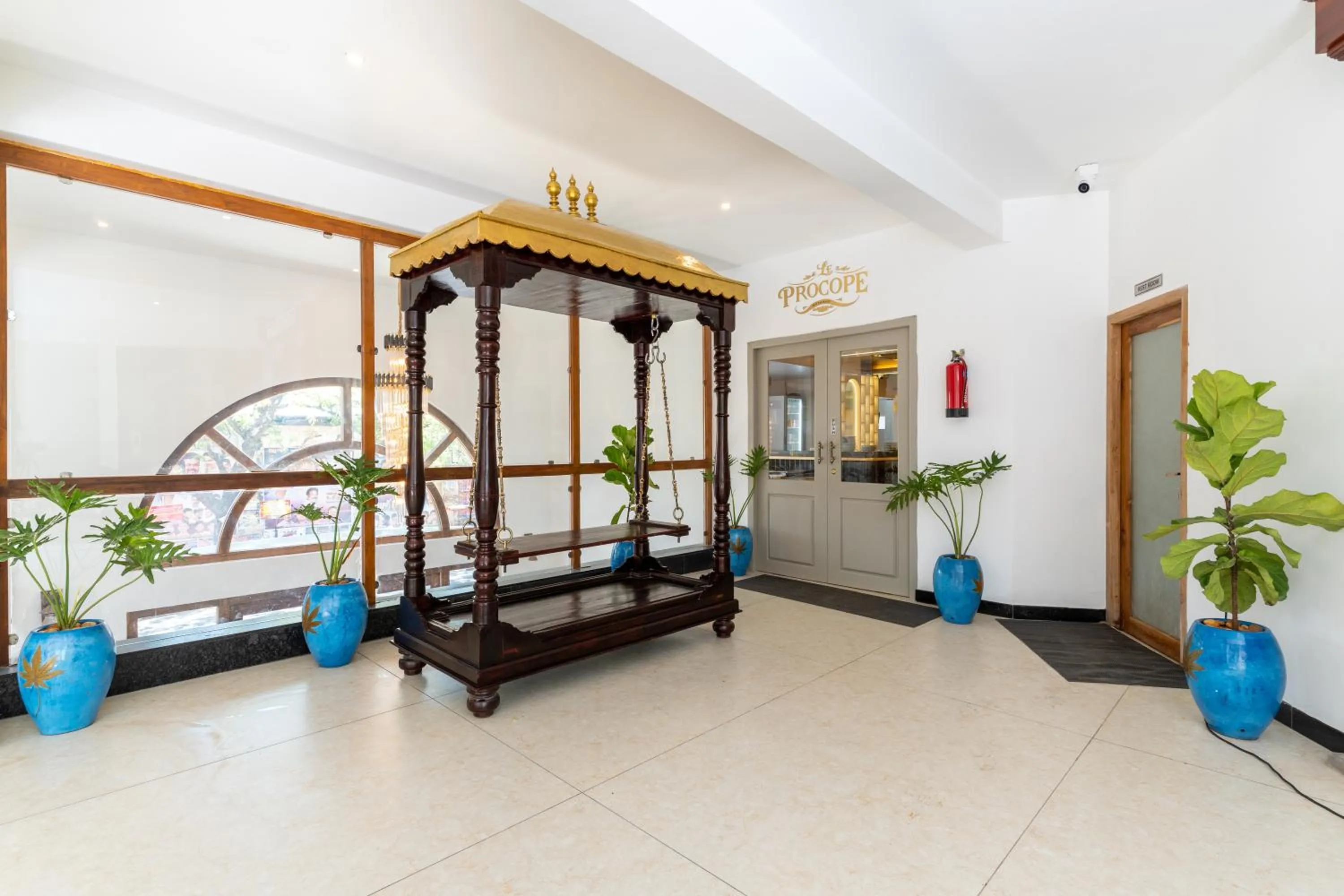 Restaurant/places to eat, Bed in La Moon Puducherry