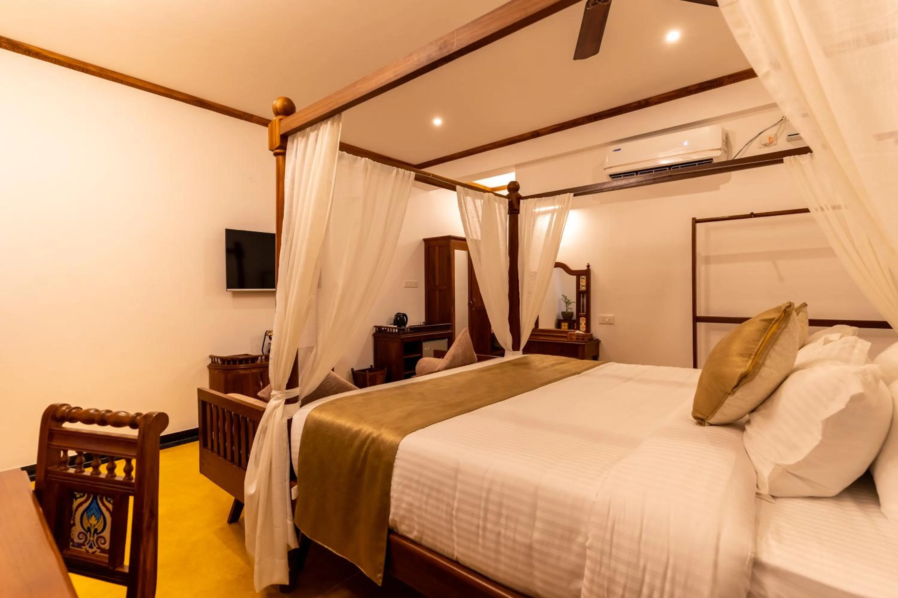 Photo of the whole room, Bed in La Moon Puducherry